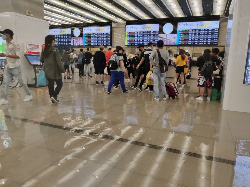 台中火車站因傾盆大雨排水不及，出現多處積淹水狀況。（翻攝自爆料公社）