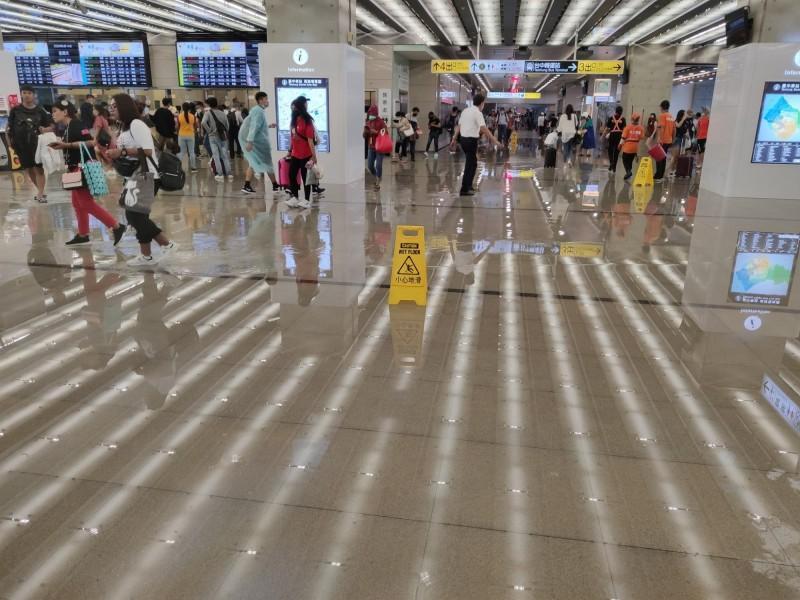 台中火車站因排水不及,民眾只能採著水在站內行走。(翻攝自爆料公社)