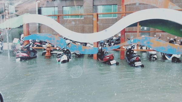 大里仁愛醫院旁淹水。(翻攝自大里人聊天室)