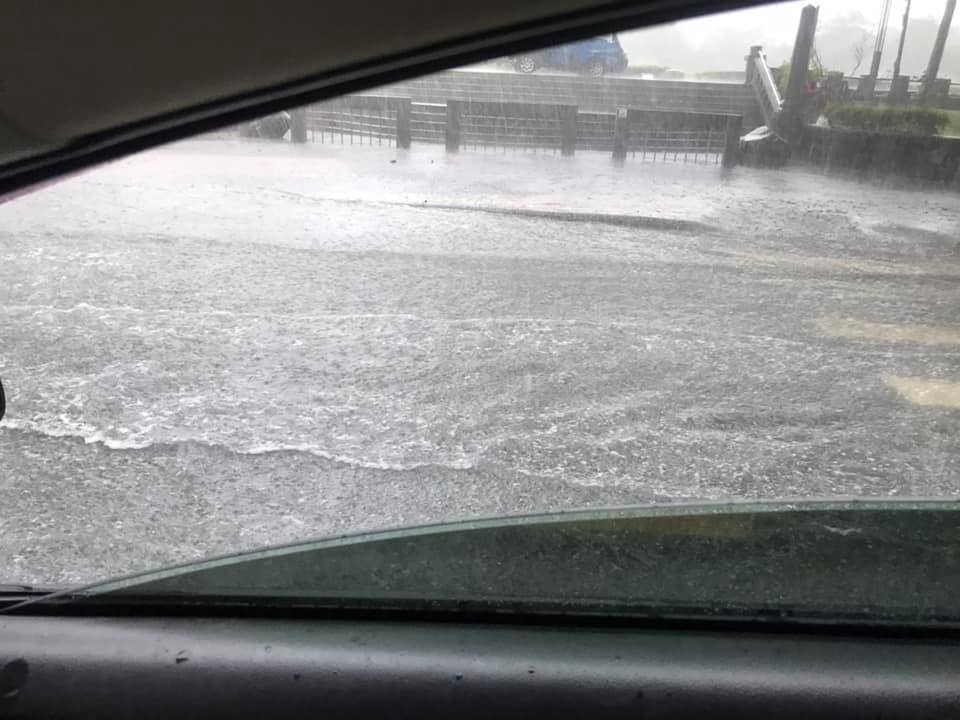 午後雷陣雨來得又急又快,台中多處積淹水。(翻攝自爆料公社)