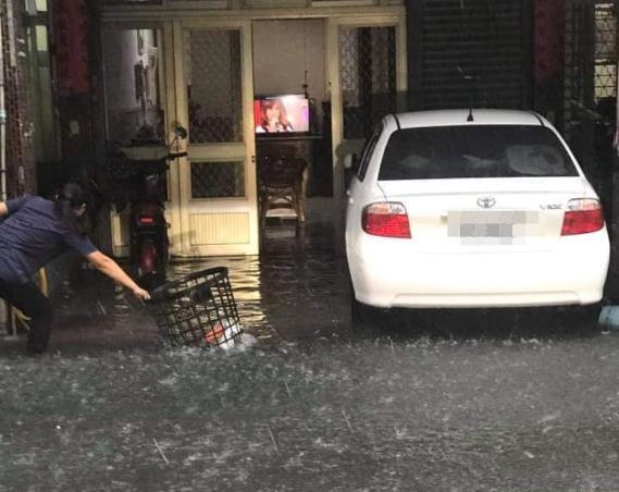 午後雷陣雨來得又急又快，台中多處積淹水。（翻攝自爆料公社）