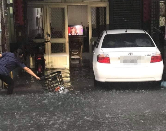 午後雷陣雨來得又急又快,台中多處積淹水。(翻攝自爆料公社)