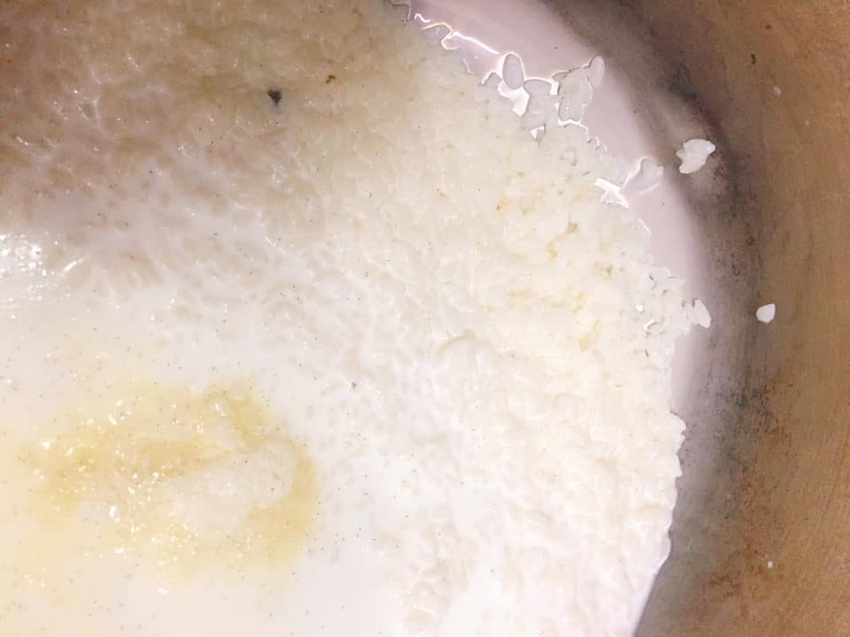 使用兩段式的煮法，將煮好的米飯拌入鮮奶油。（SEASON Artisan Pâtissier 提供）