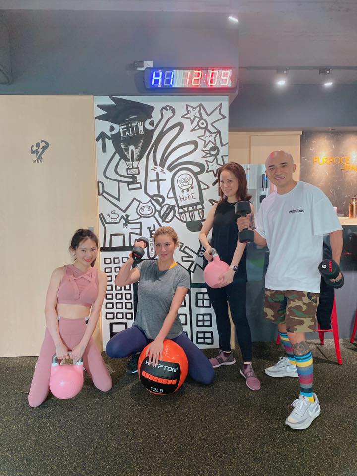 小馬（右一）與小禎（左二）合資開健身房。（翻攝自小禎臉書粉絲頁）