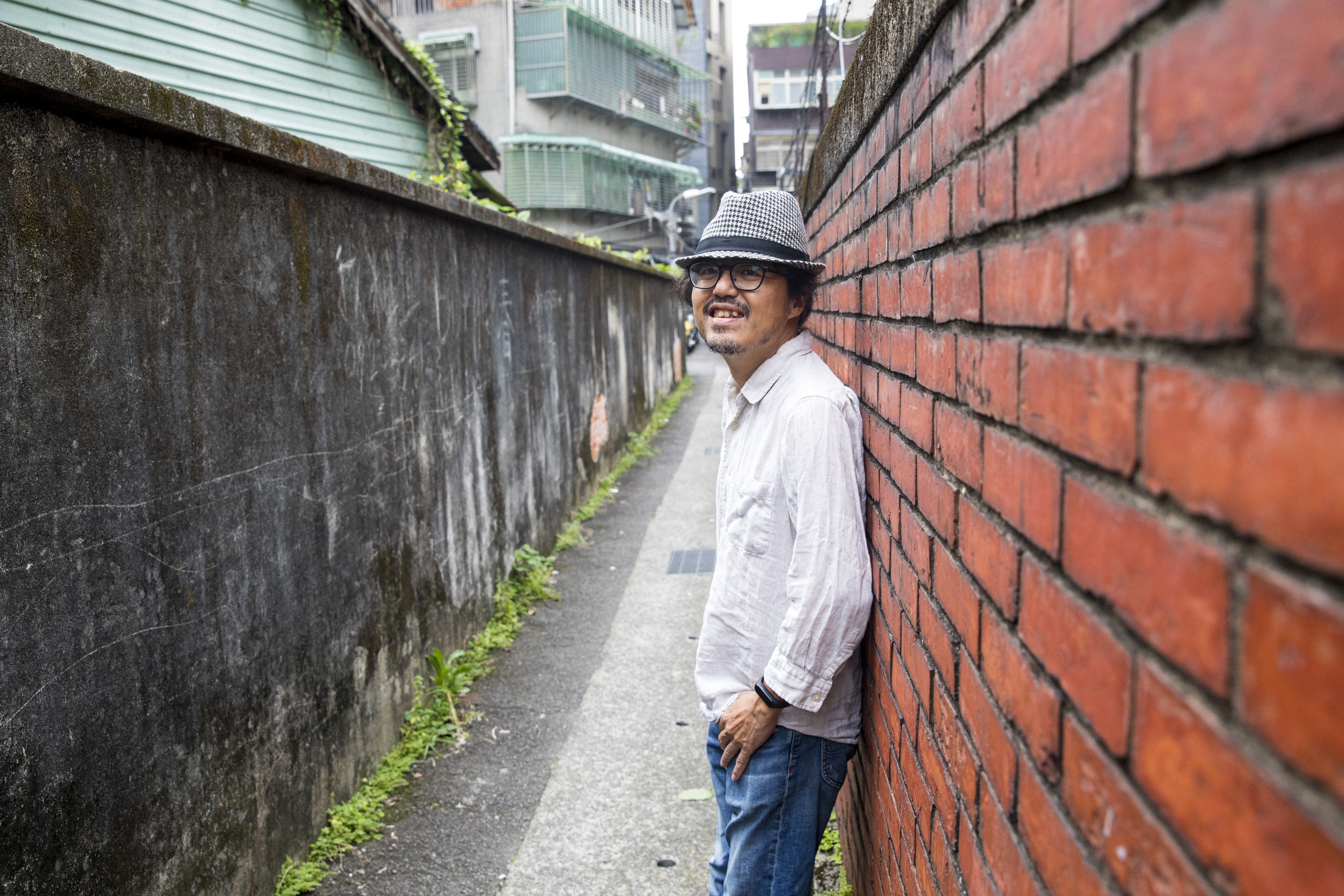 行人出版社2008年改名為「行人文化實驗室」，當時為業務連酒杯都登記。圖為周易正（左）和前同事黃喆亮（右）喝酒時，臨時起意、惡搞般為酒打分數。（周易正提供）