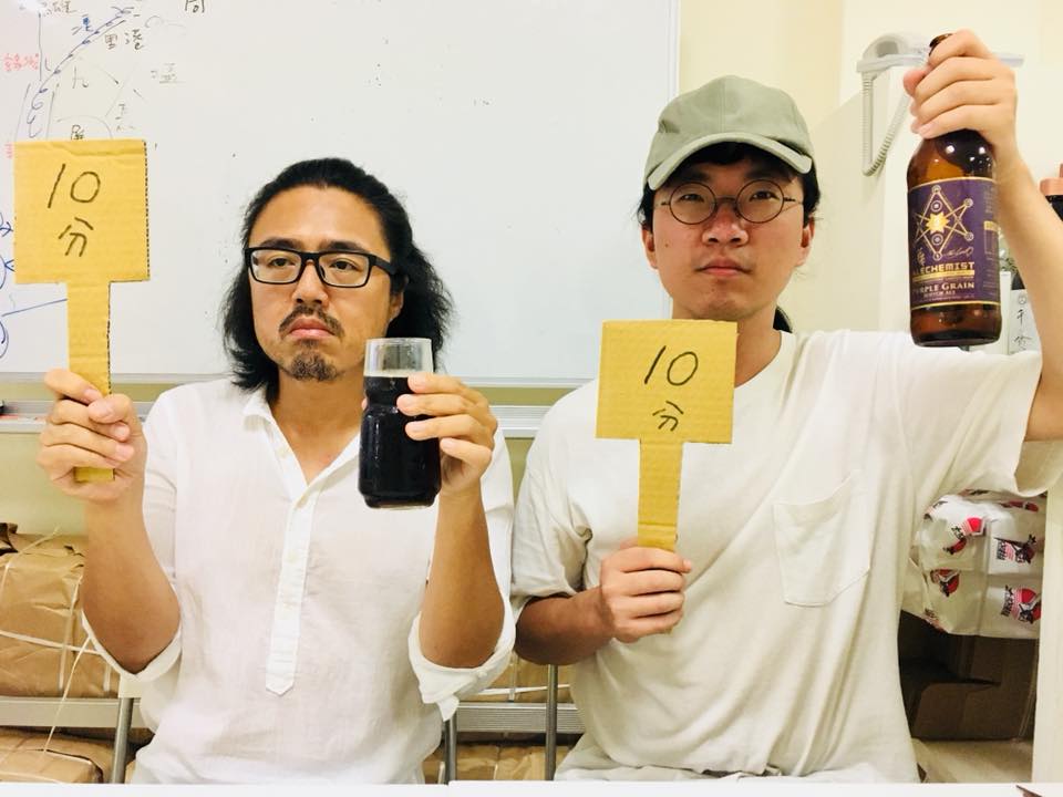 行人出版社2008年改名為「行人文化實驗室」,當時為業務連酒杯都登記。圖為周易正(左)和前同事黃喆亮(右)喝酒時,臨時起意、惡搞般為酒打分數。(周易正提供)