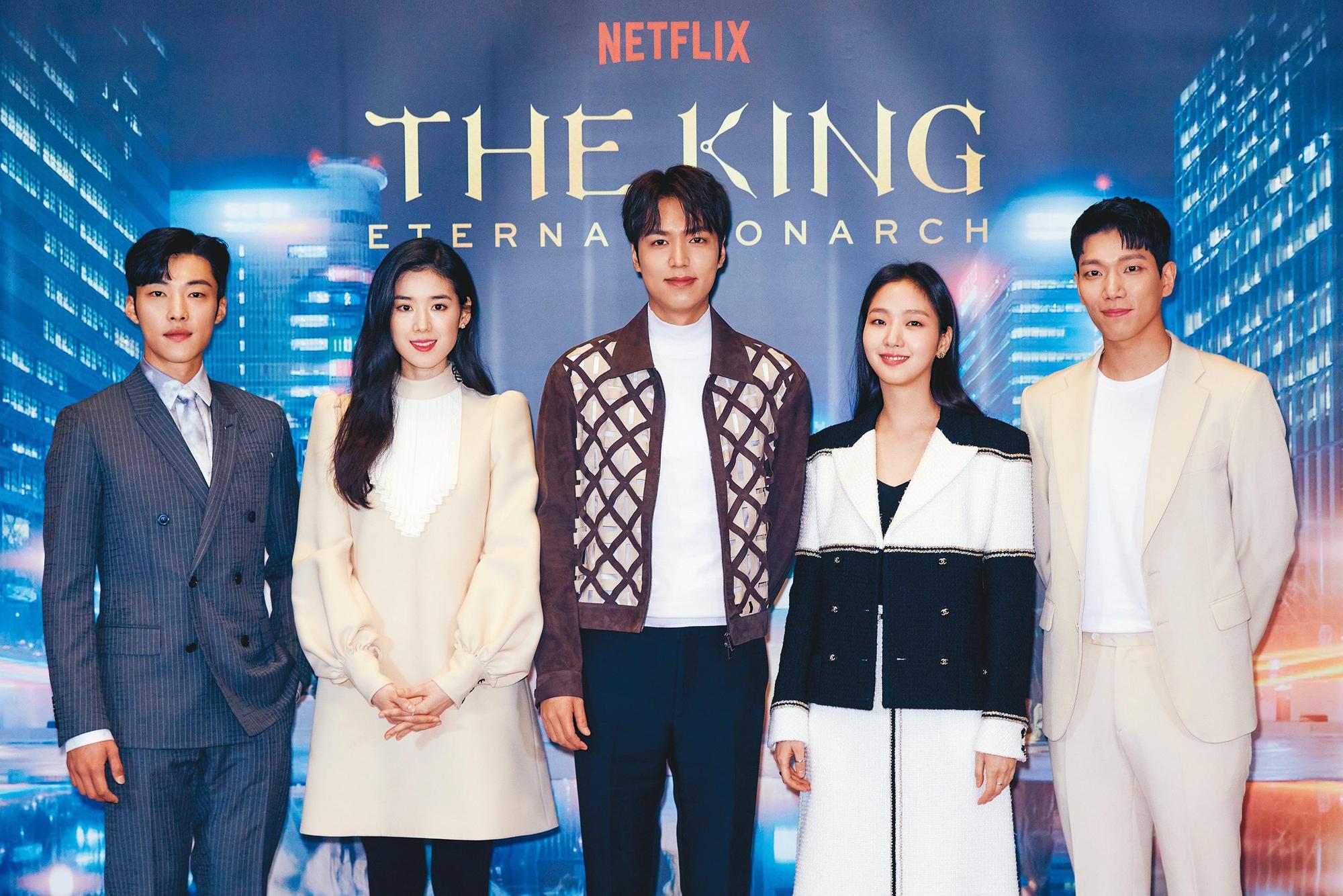 《The King:永遠的君主》集結禹棹奐(左起)、鄭恩彩、李敏鎬、金高銀、金京南等新生代卡司。(Netflix提供)