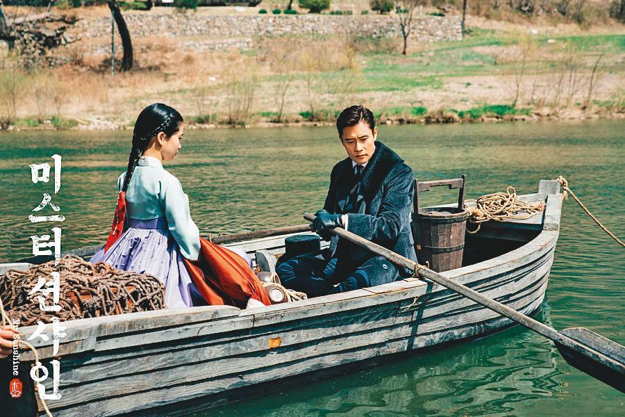 李秉憲 (右)和金泰梨主演的《陽光先生》花費韓幣430億元製作,Netflix出韓幣300億元買下海外版權。(翻攝自《陽光先生》官網)