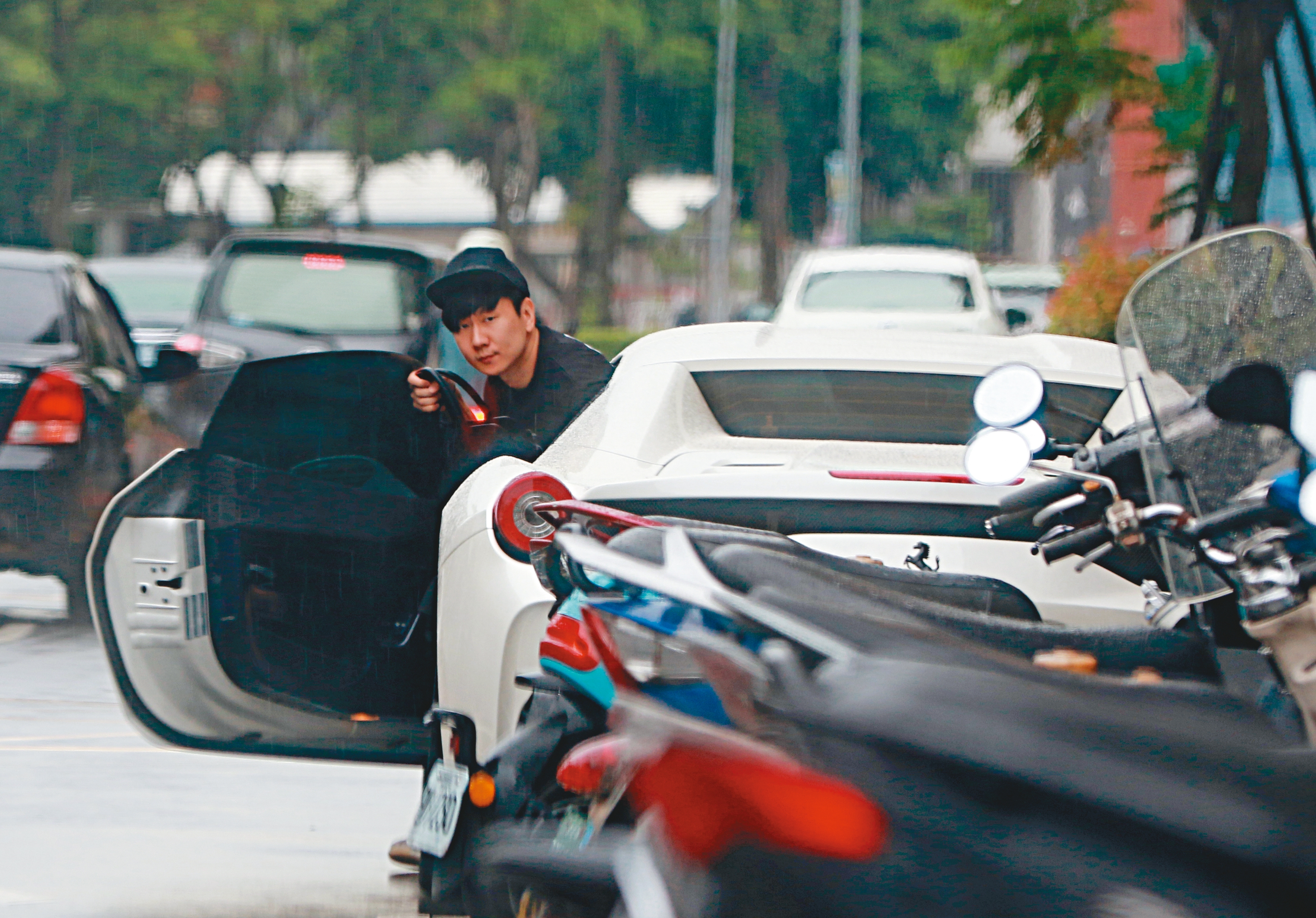 6/9 14：58 因新冠疫情無法回新加坡陪爸媽，林俊傑在台北的生活很逍遙，開著法拉利458出門購物。