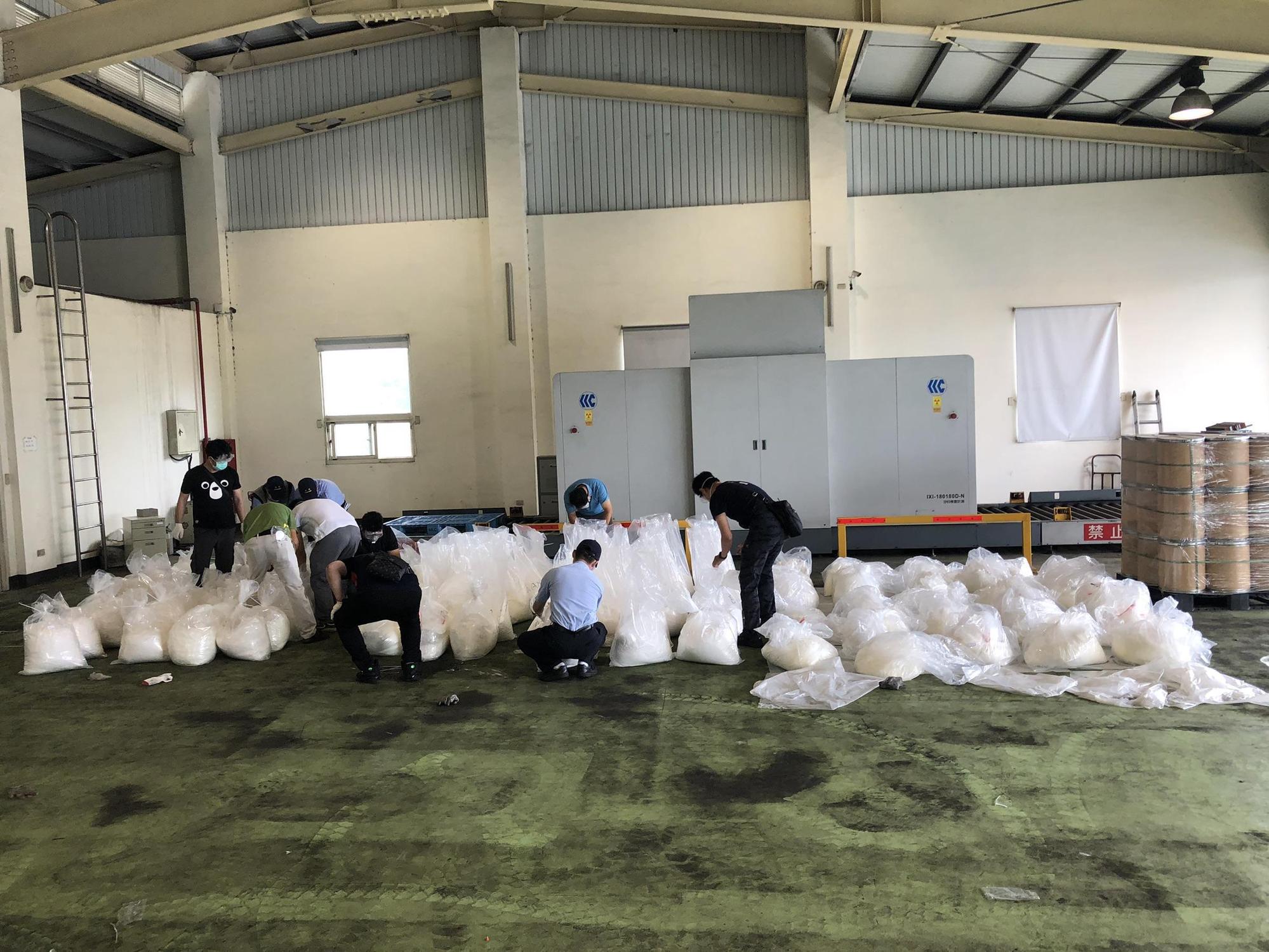刑事局及時攔阻龐大的毒咖啡包原料流入市面。（翻攝畫面）