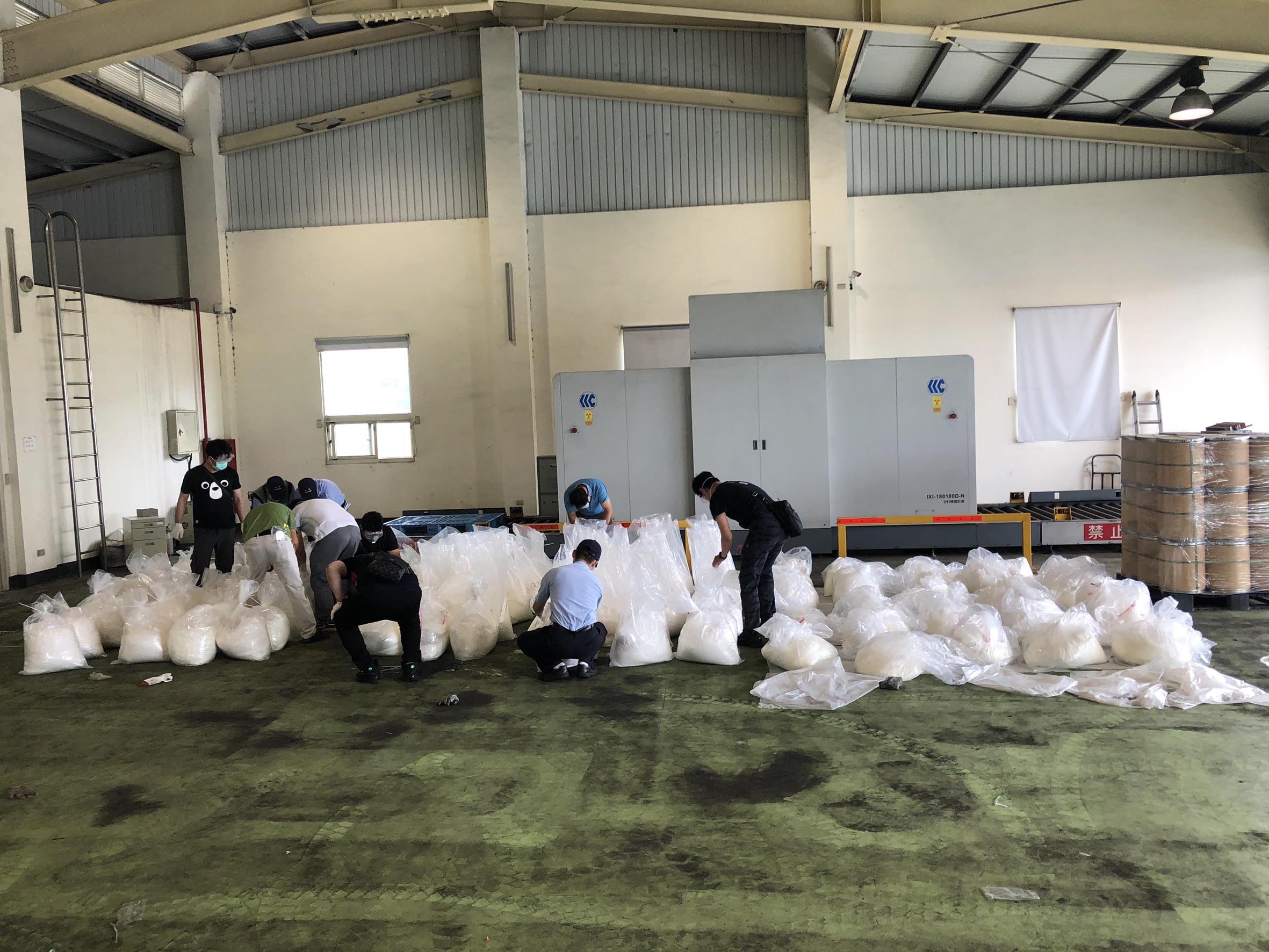 刑事局及時攔阻龐大的毒咖啡包原料流入市面。（翻攝畫面）