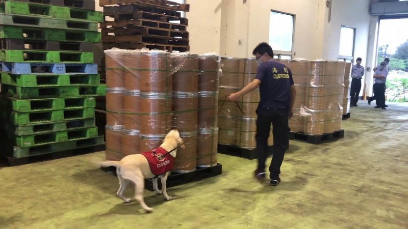 警方結合海關在台中關攔阻毒咖啡包原料。（翻攝畫面）
