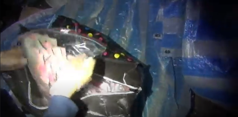 警方查扣大量毒品咖啡包。(翻攝畫面)