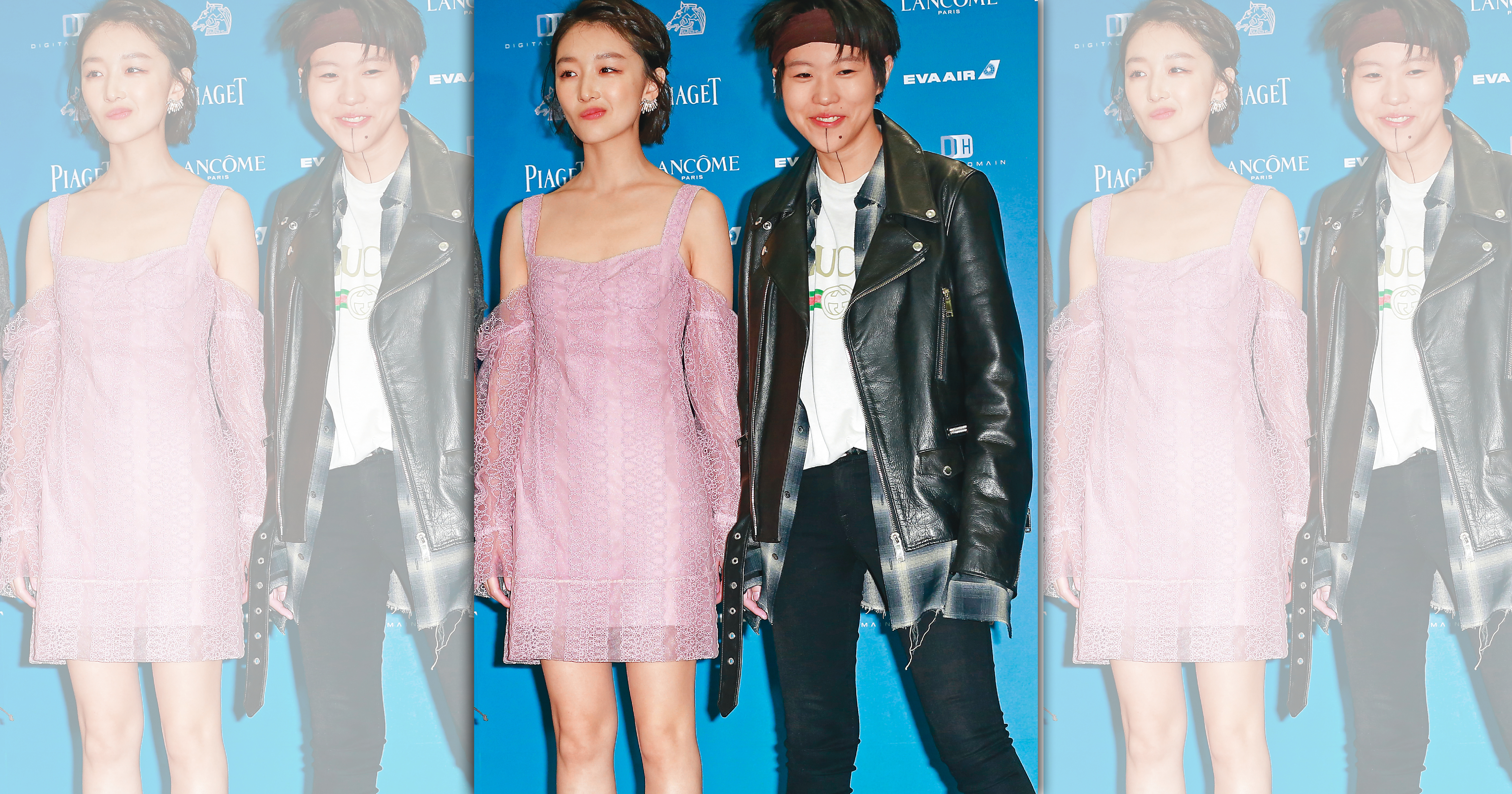 竇靖童(右)有意自己當導演,傳她本想找好友周冬雨(左)演出百合戀題材的女主角,卻遭對方婉拒。