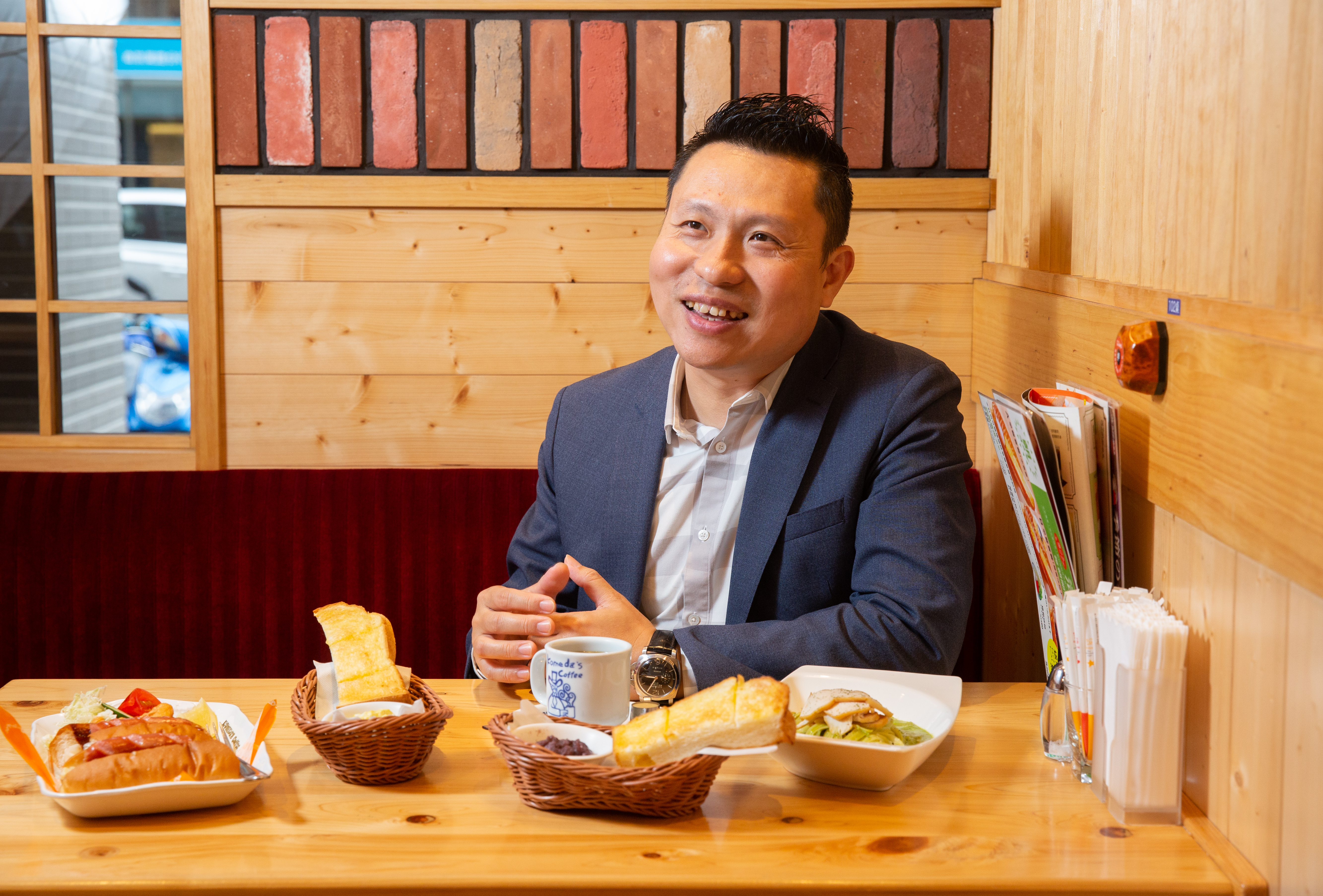 陳弘洲因為有室內設計的背景，幫助他爭取拉拉熊和客美多的授權和代理。