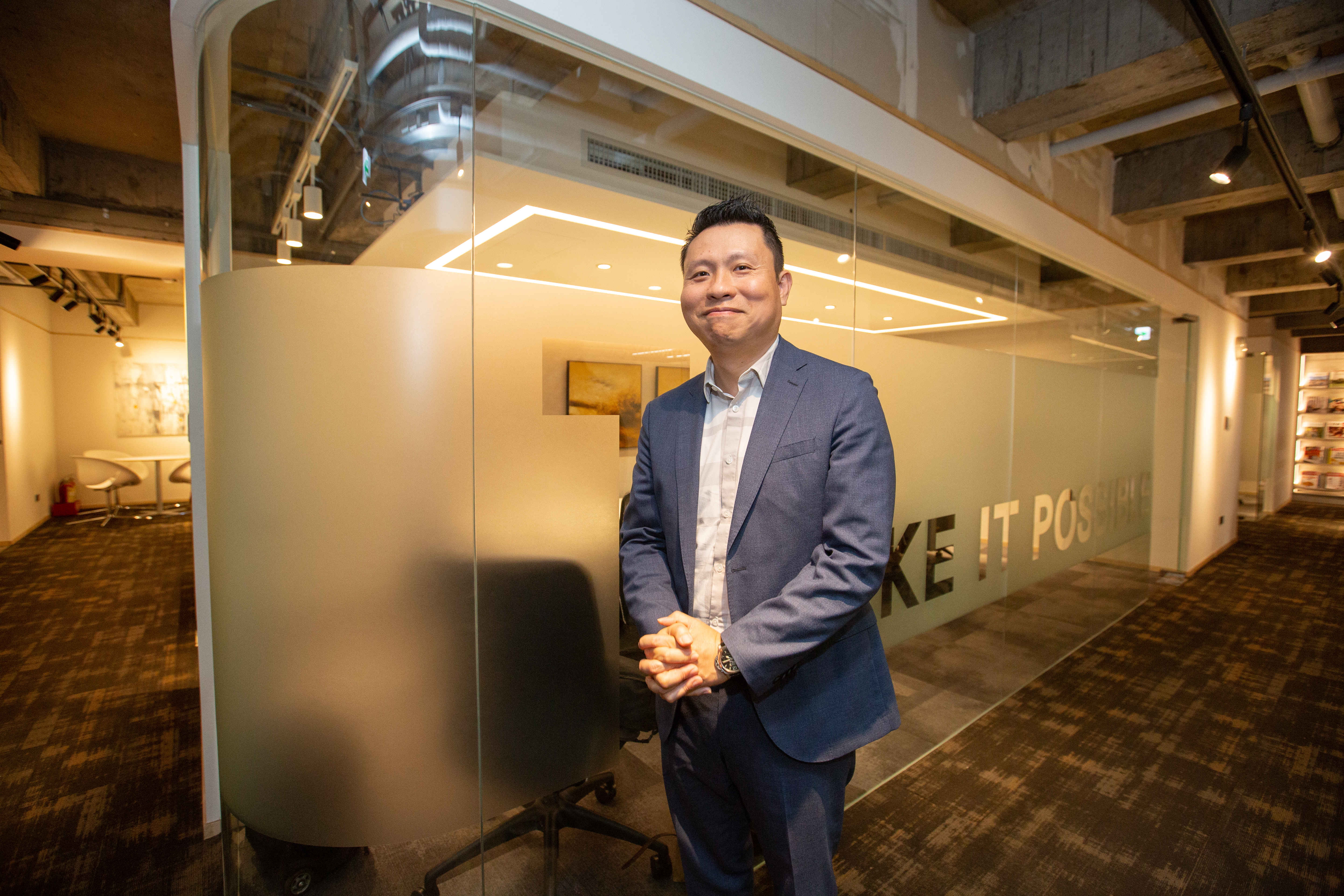 陳弘洲家中負債，事業上敢拚敢衝，上進個性讓太太點頭答應結婚。