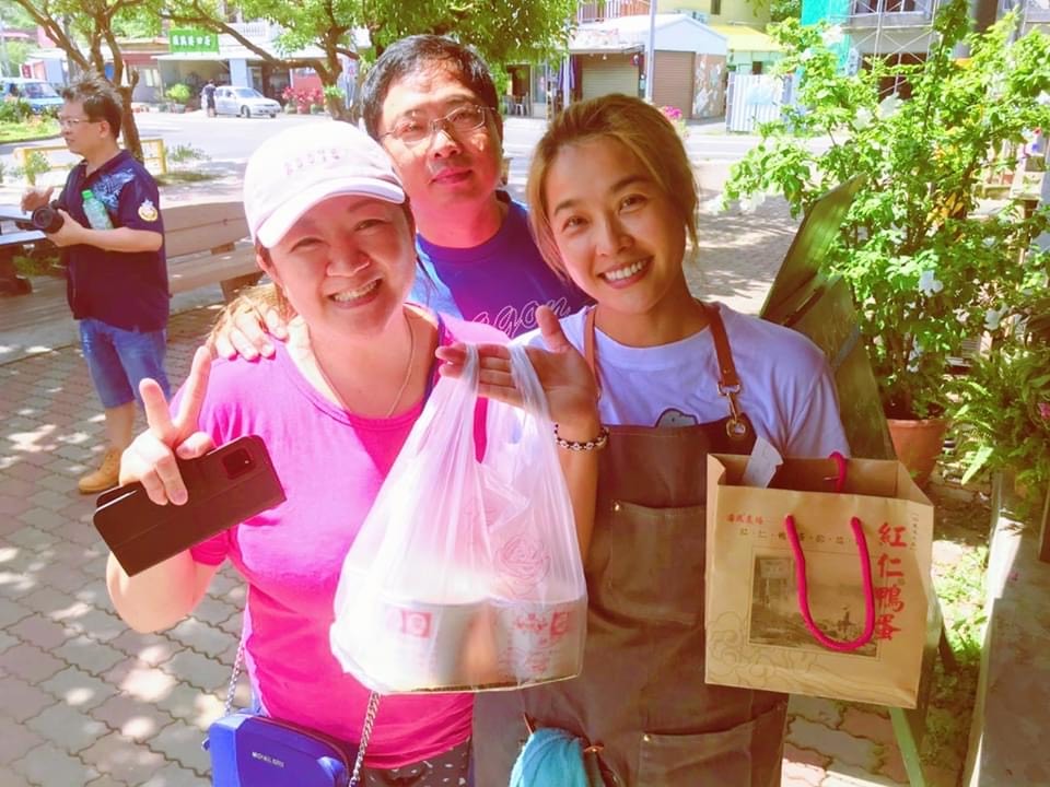 許多粉絲熱情帶著當地特產前來探視小嫻。（翻攝自小嫻臉書）