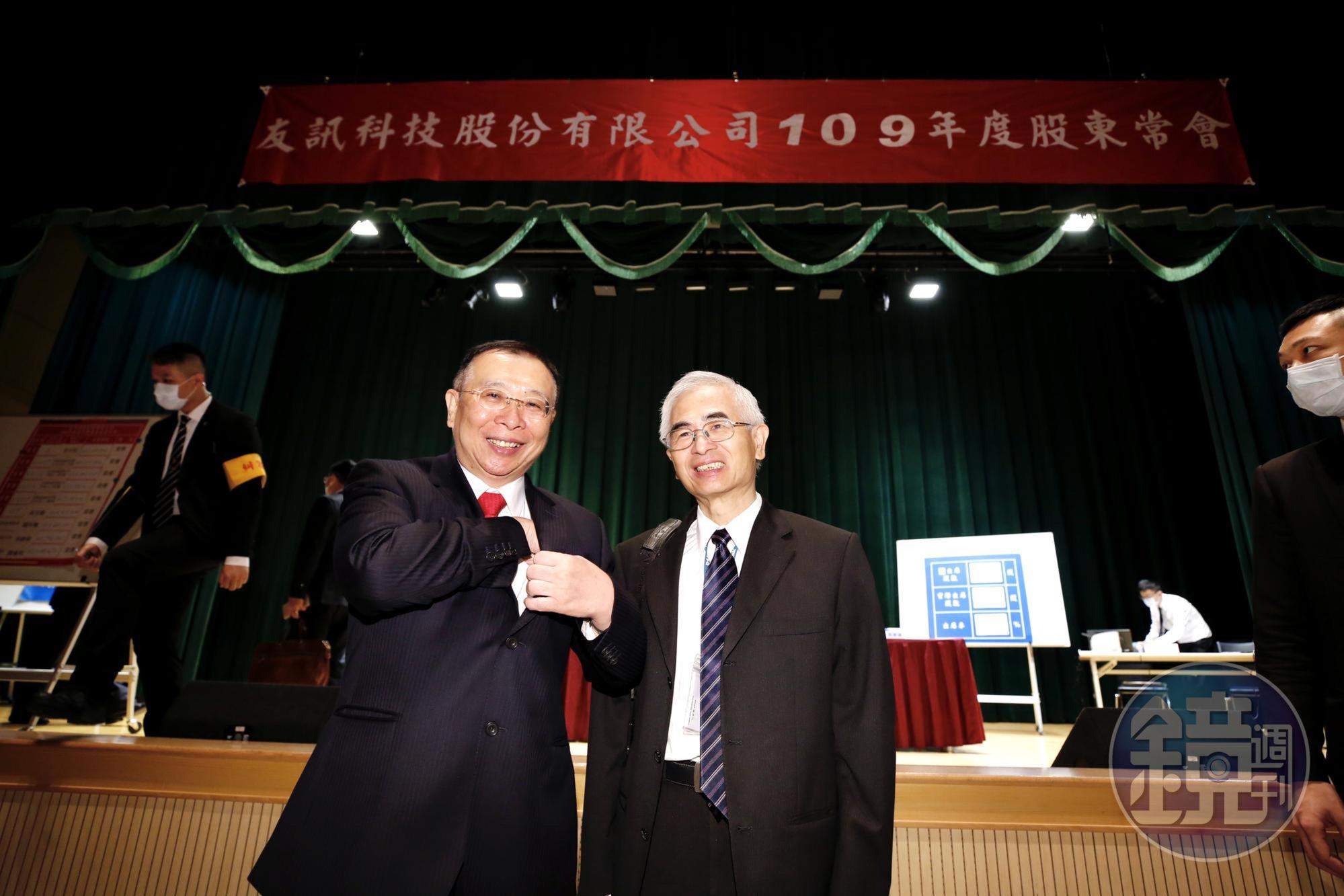友訊今天舉行股東會，市場派順利入主，左為李中旺、右為台鋼集團會長謝裕民。