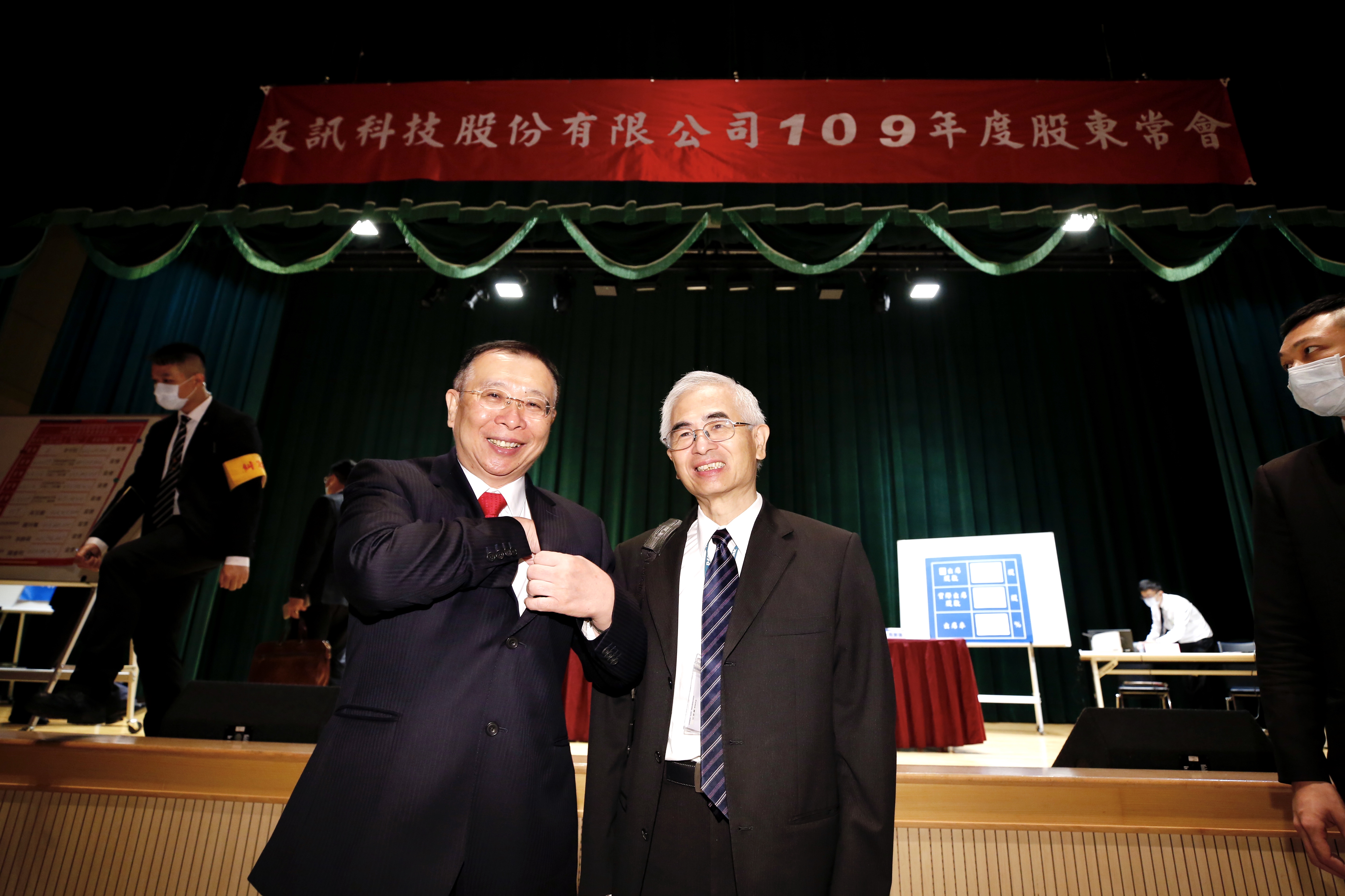 友訊今天舉行股東會，市場派順利入主，左為李中旺、右為台鋼集團會長謝裕民。