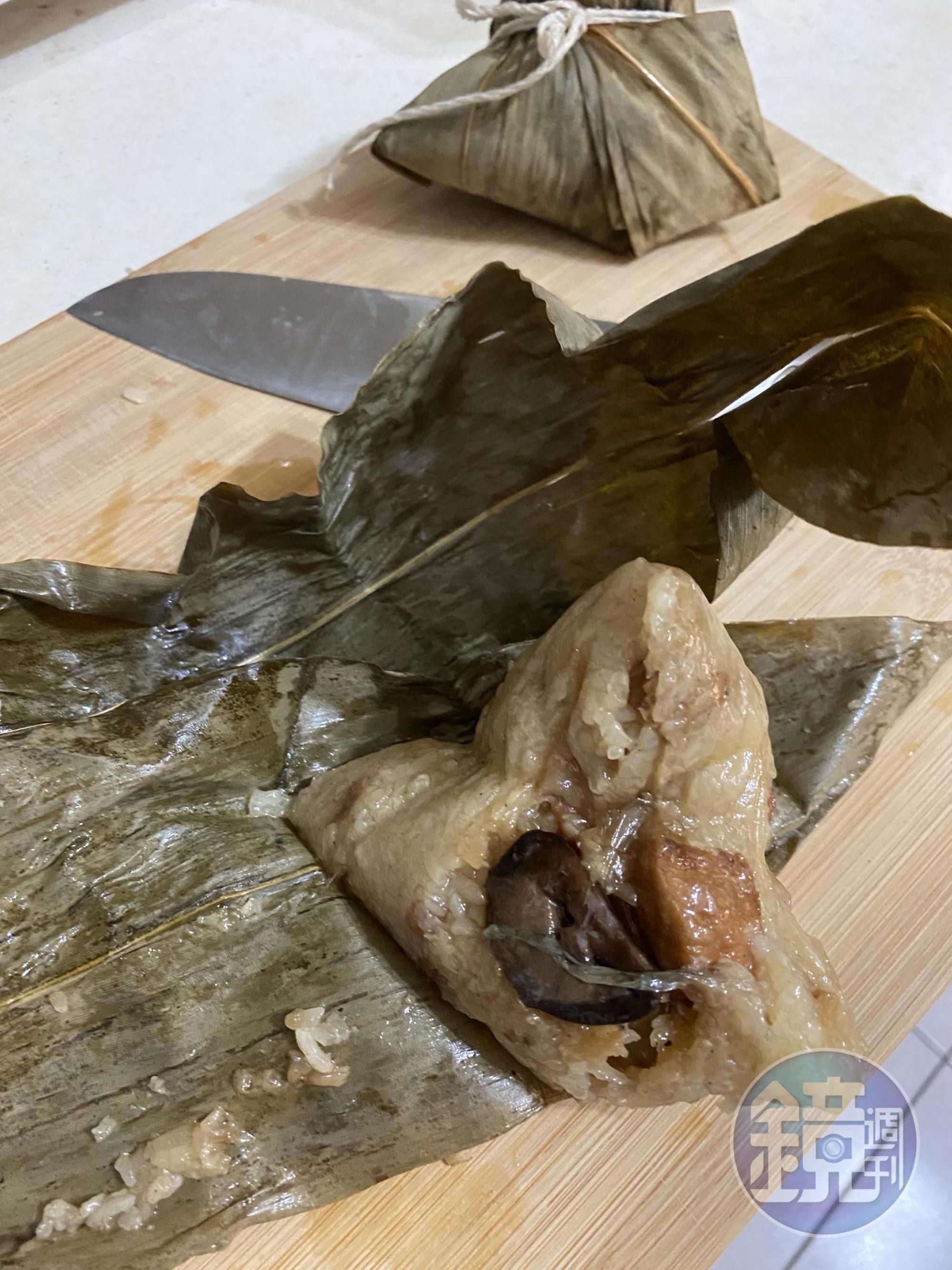 粽子從冰箱拿出來直接切塊，千萬不要回蒸，不然黏踢踢。
