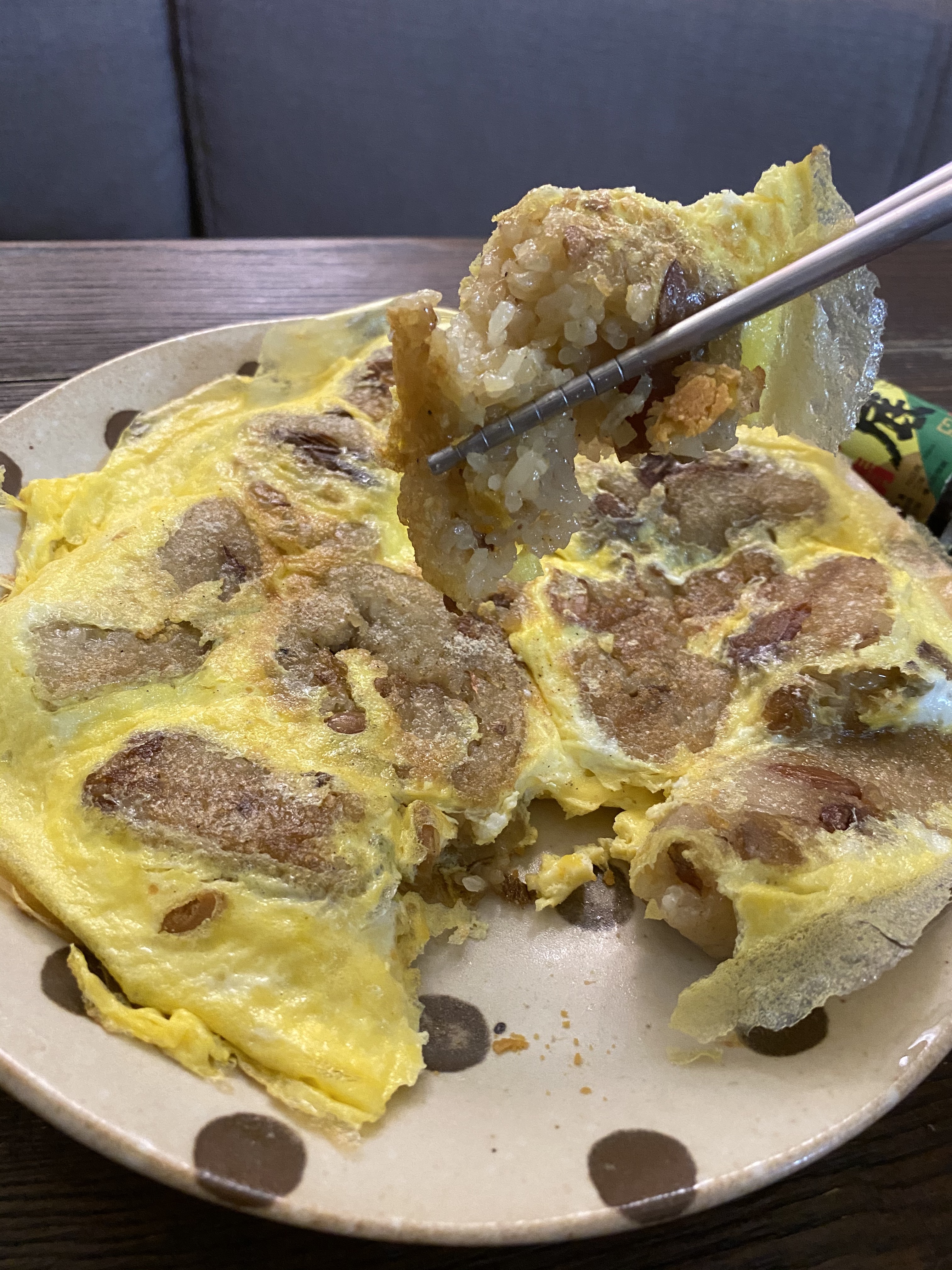 外酥內Q的粽塊，配上煎香的蛋皮，大幅降低粽子的礙胃感。