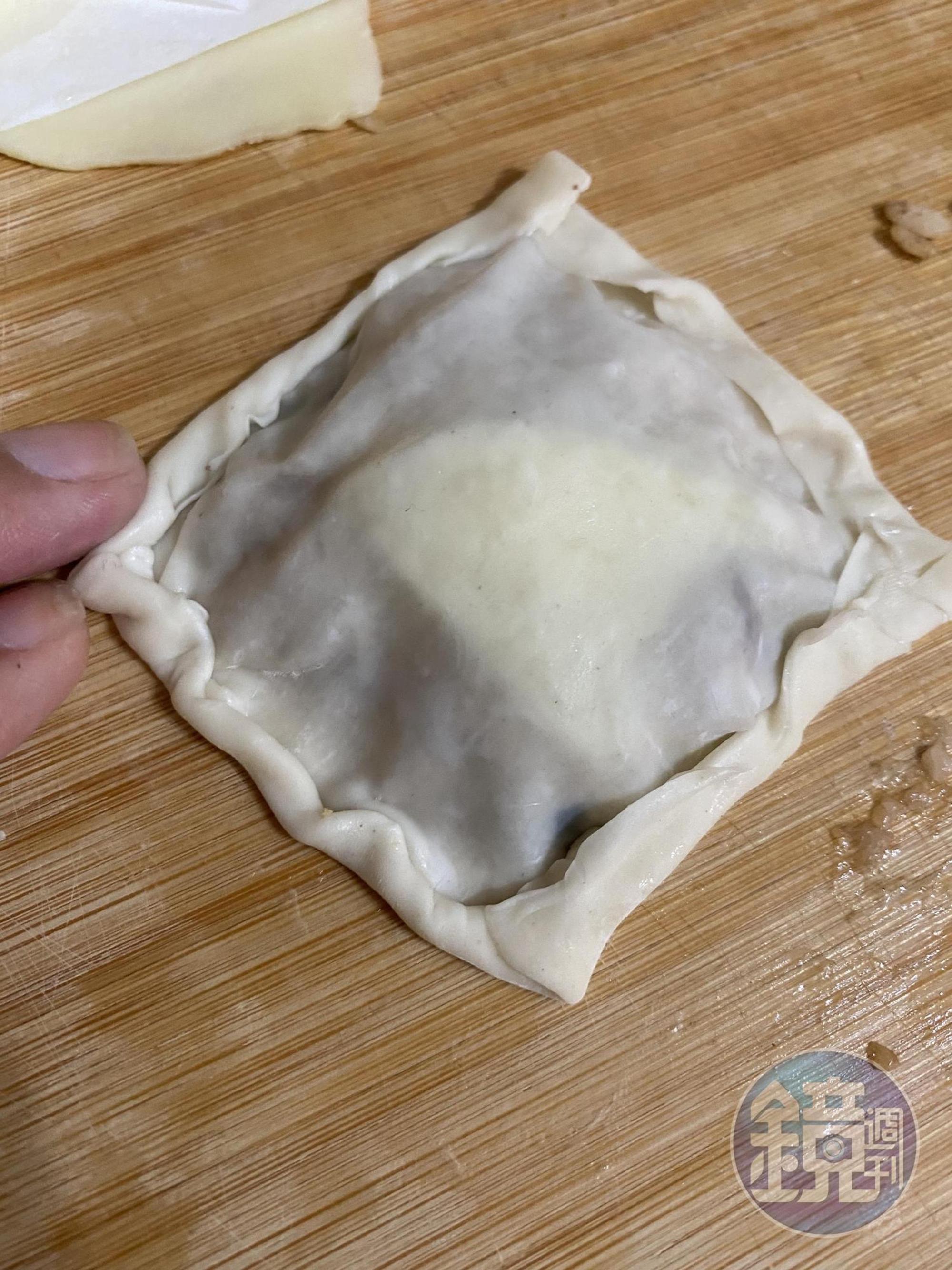 再把四邊捲起。