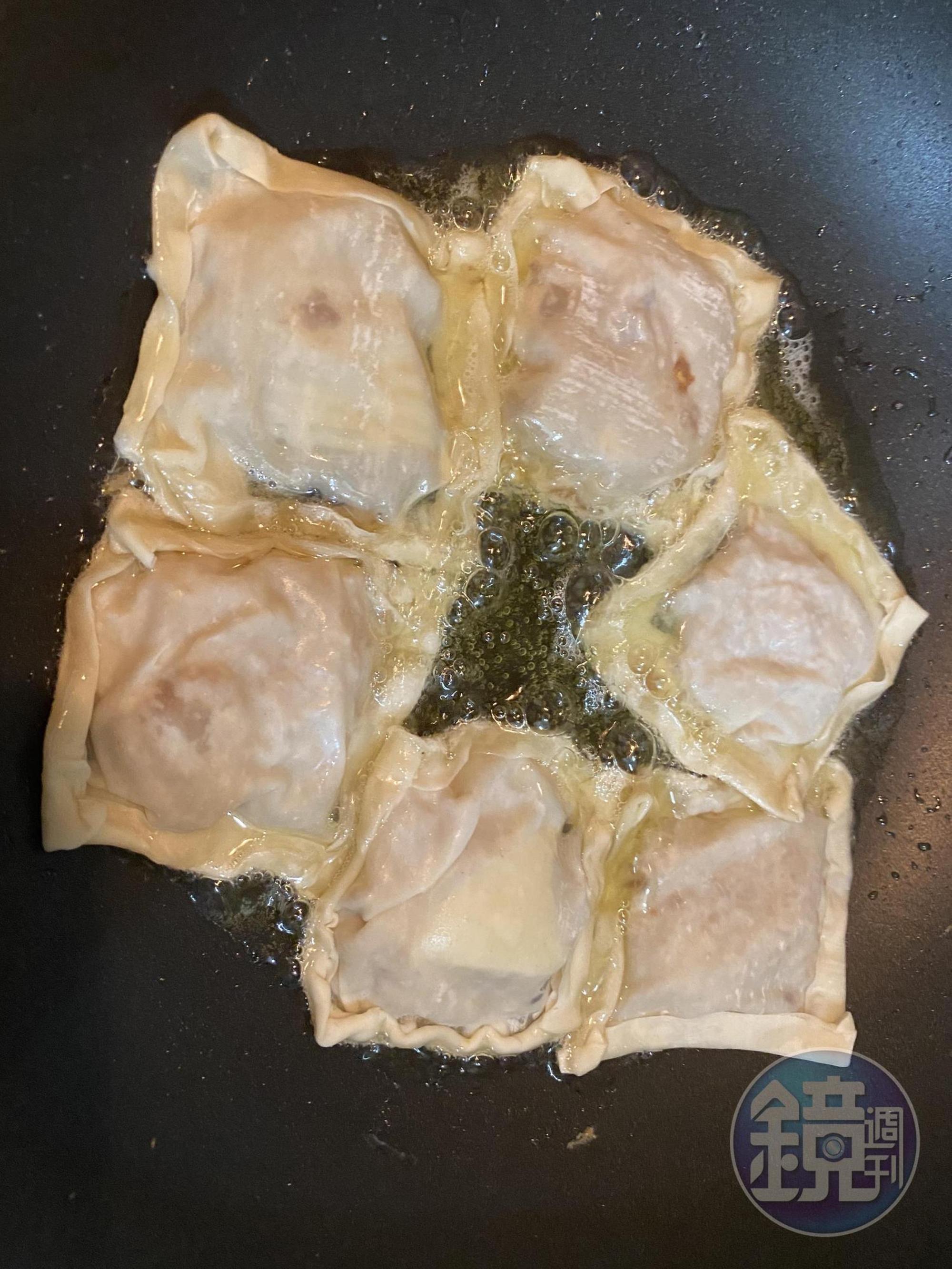 下鍋油煎，油量介於煎與炸之間，能讓底面完整接觸熱油即可。