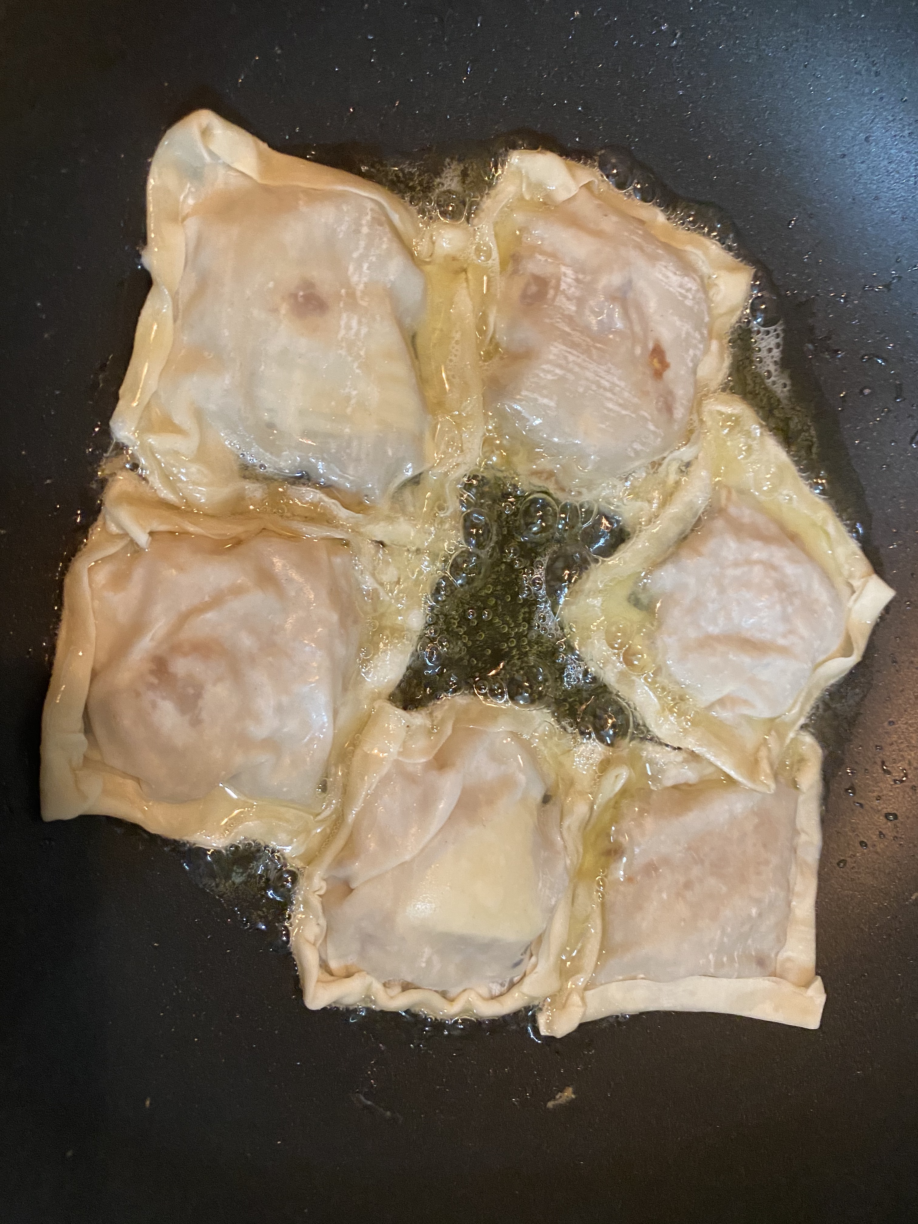下鍋油煎，油量介於煎與炸之間，能讓底面完整接觸熱油即可。