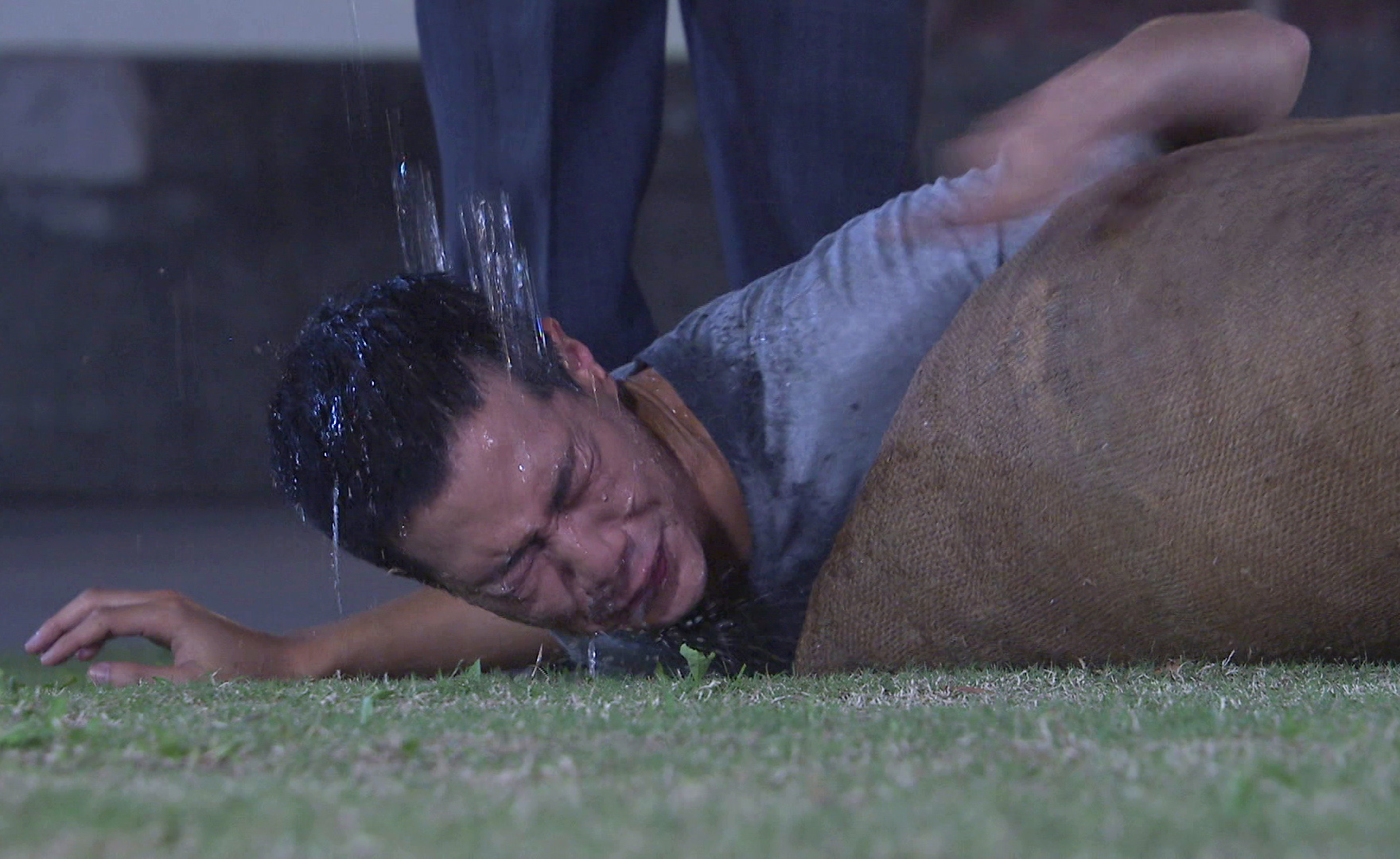 薛仕凌在操場被操到虛脫。（台視提供）