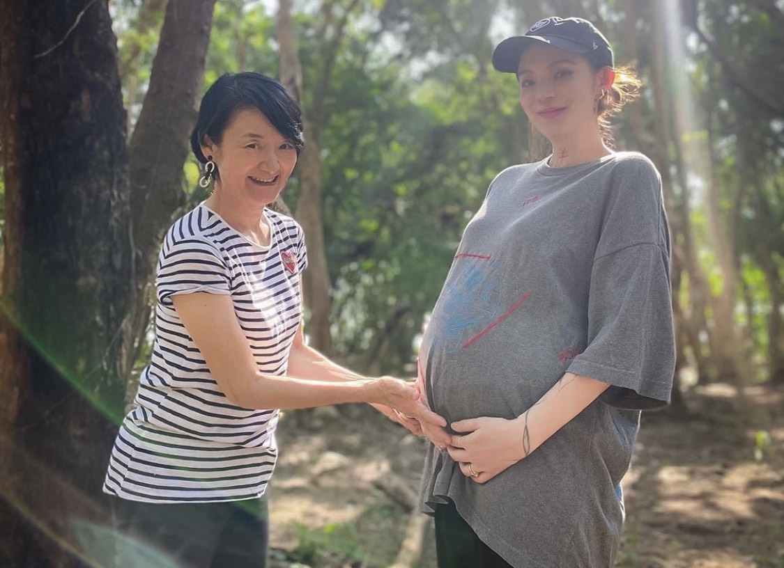 歐陽靖與母親譚艾珍情同姊妹，如今也隨母親住在台南待產。（翻攝自歐陽靖臉書）