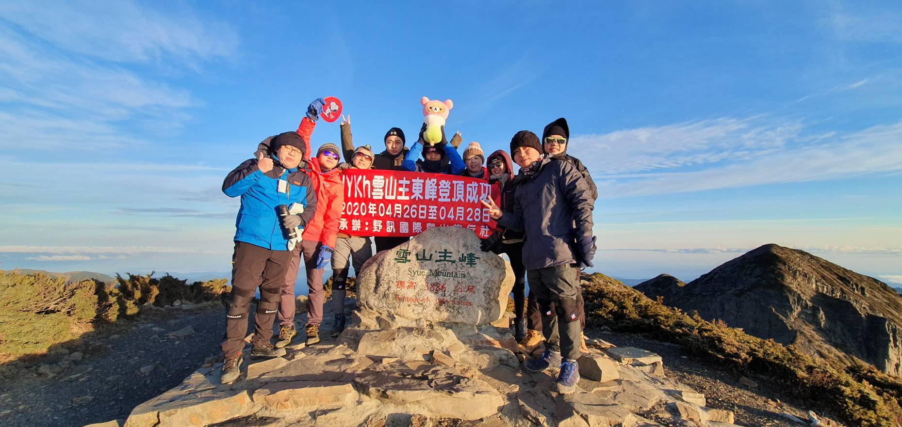 陳弘洲（右2）不定時會和公司同仁去爬山，鼓勵大家運動。（好食餐飲提供）