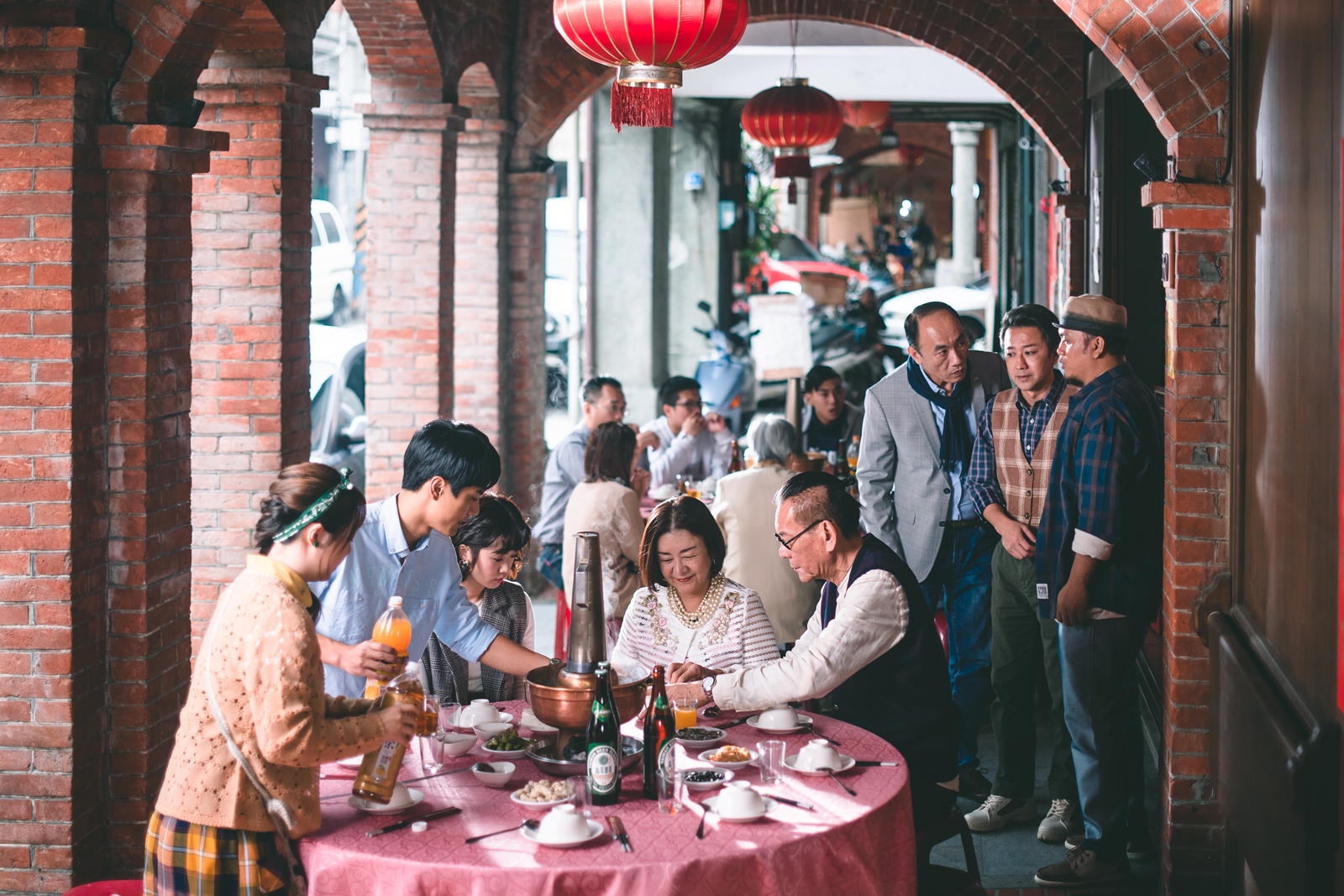 《老姑婆的古董老菜單》重現大稻埕的美食文化。（華視提供）
