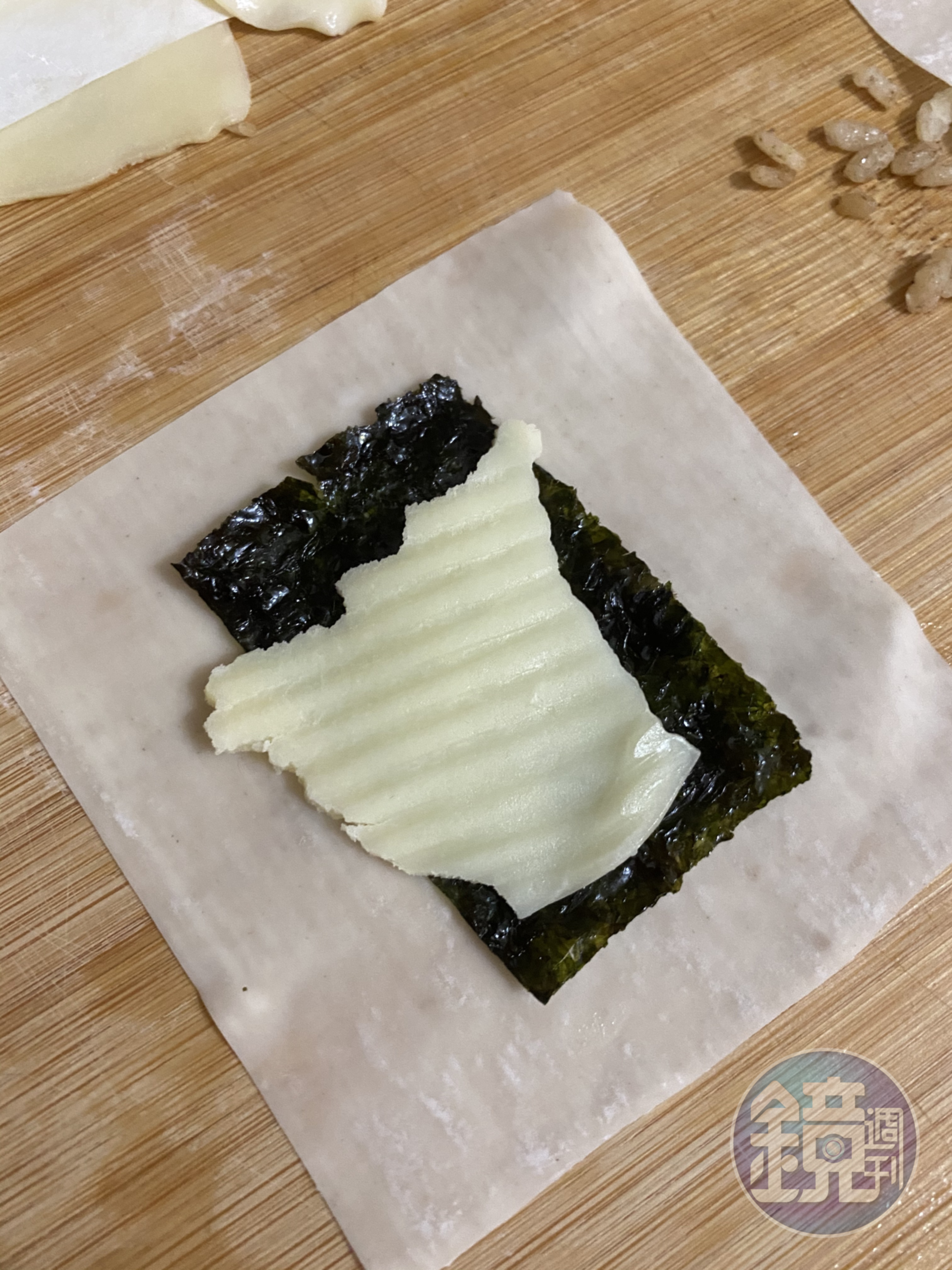 餛飩皮上鋪上海苔和起司。（若家裡沒有也可不加）