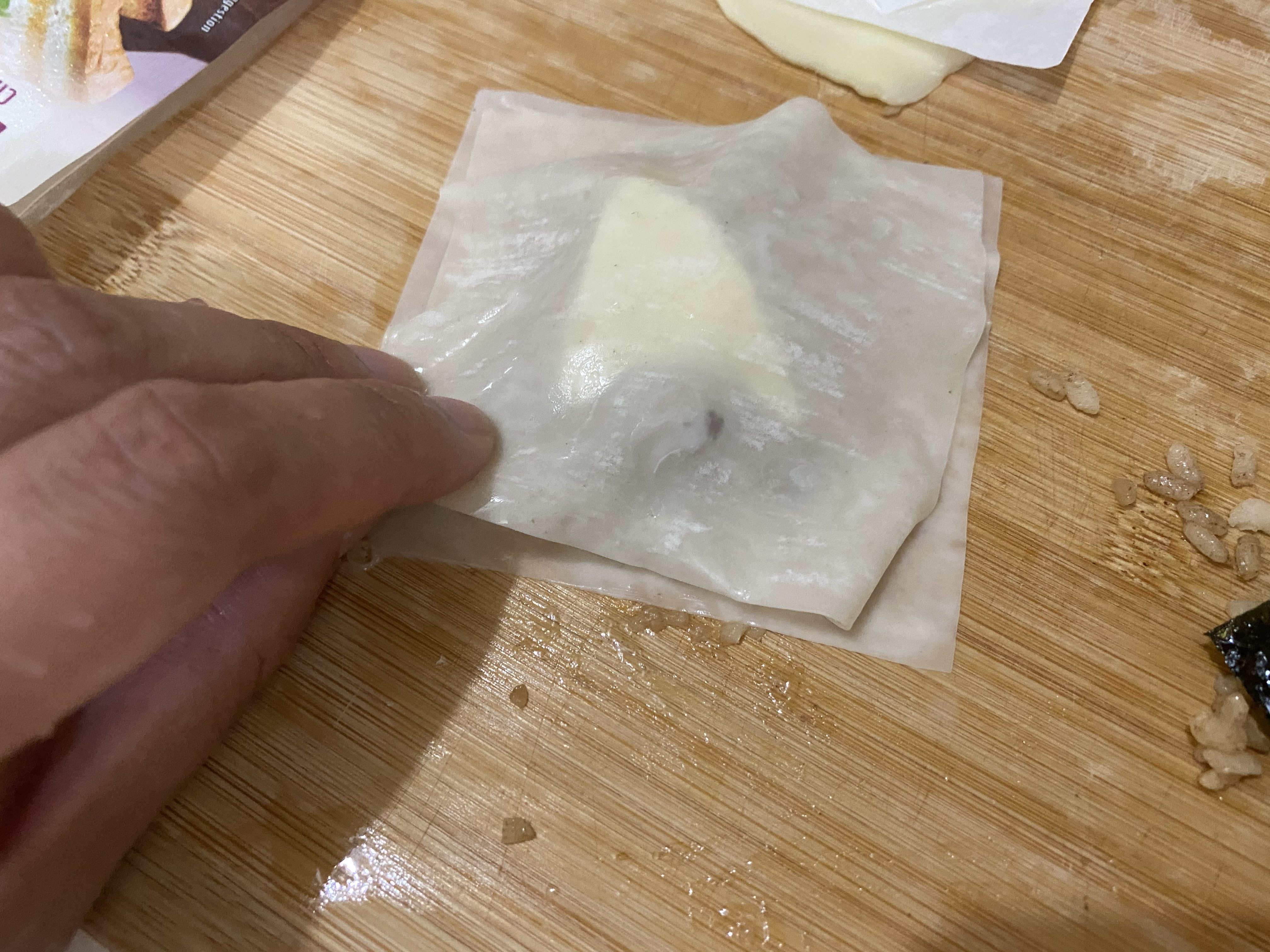 餛飩皮四周沾些水幫助黏合。