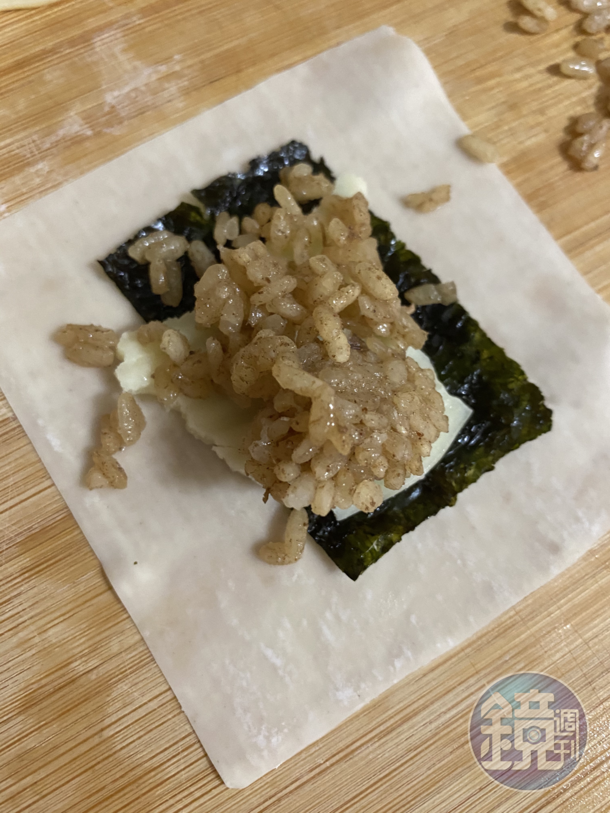 放上一匙壓散的肉粽。