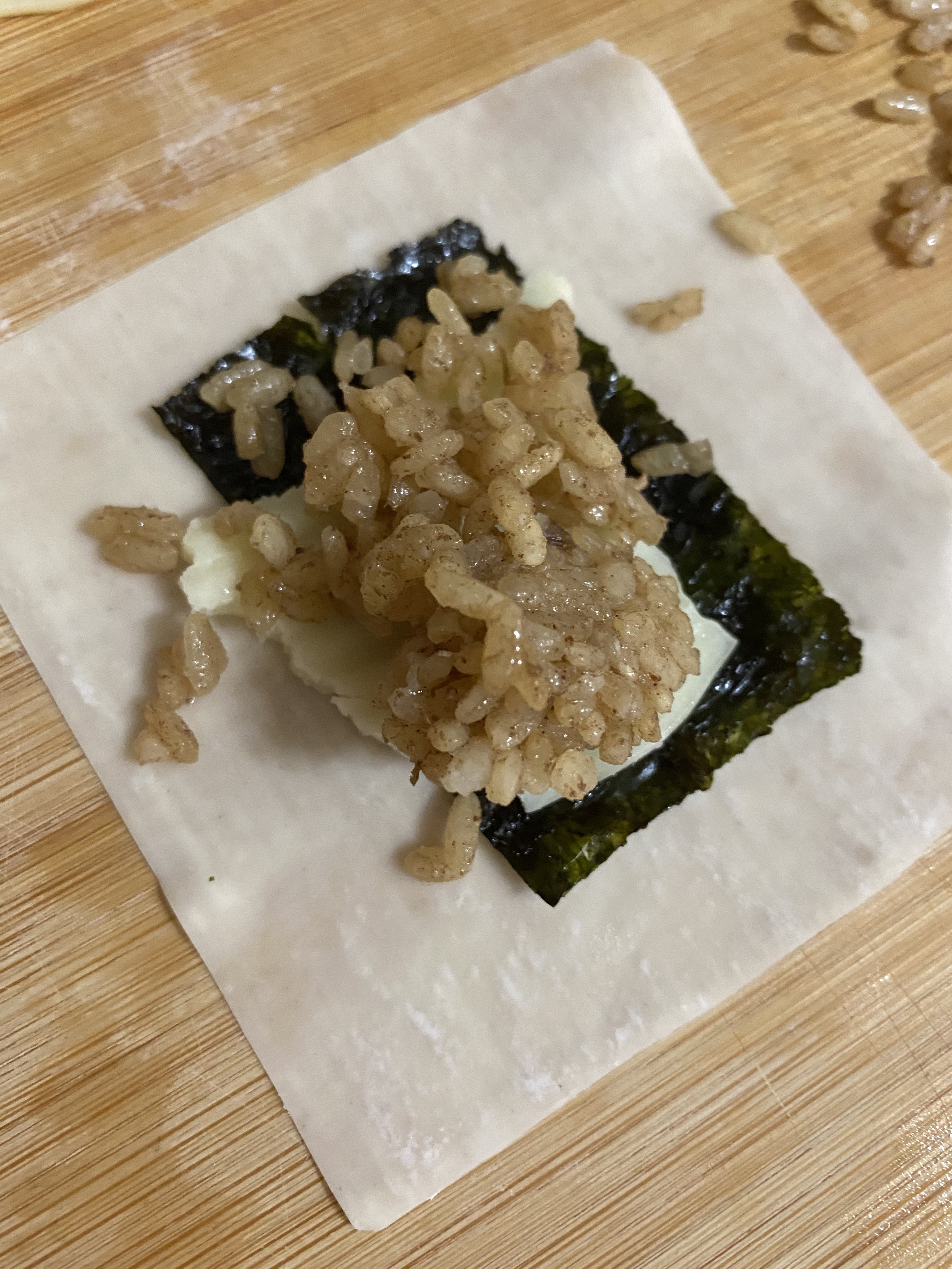 放上一匙壓散的肉粽。