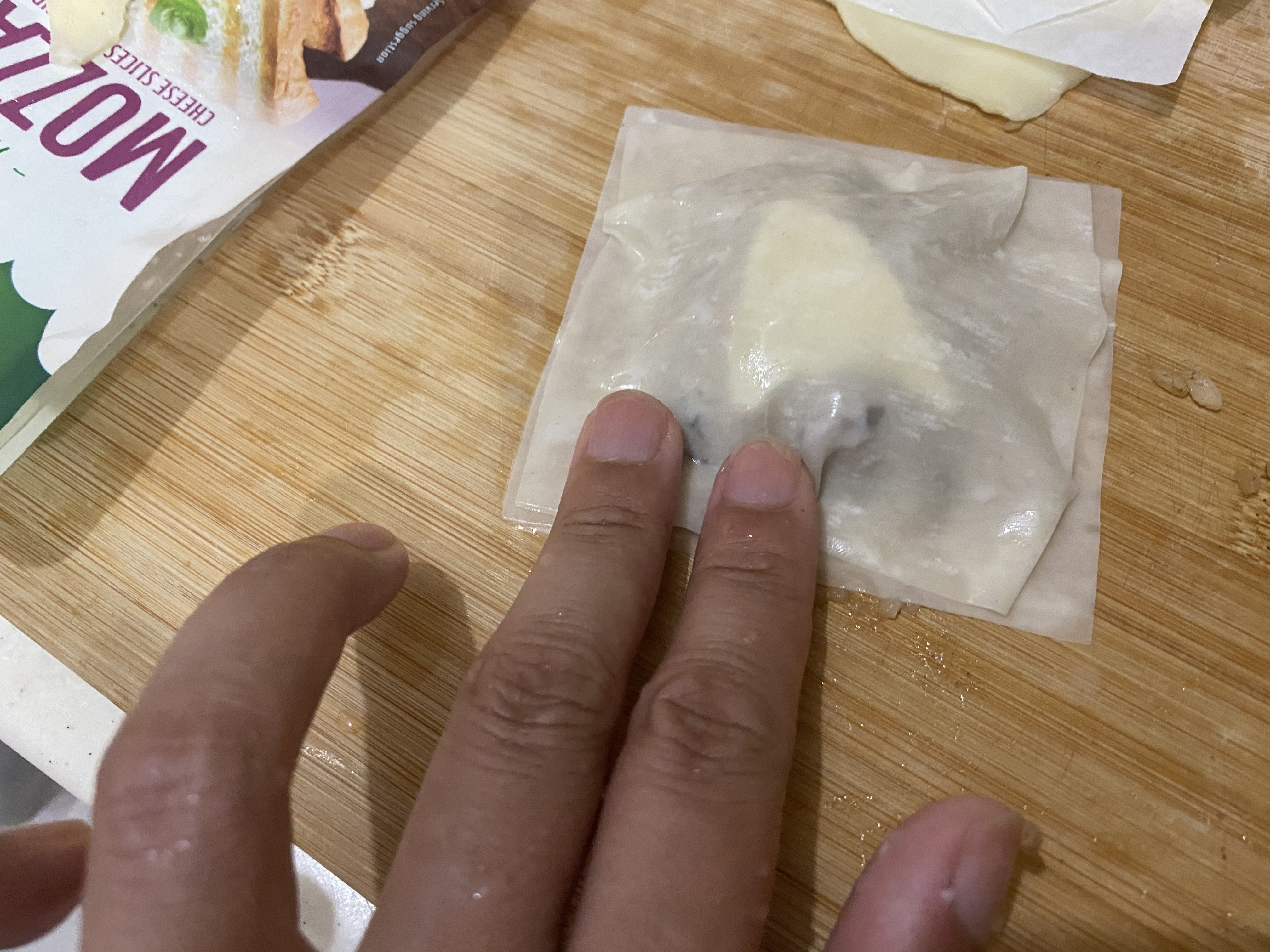 用手指把多餘空氣壓出來。
