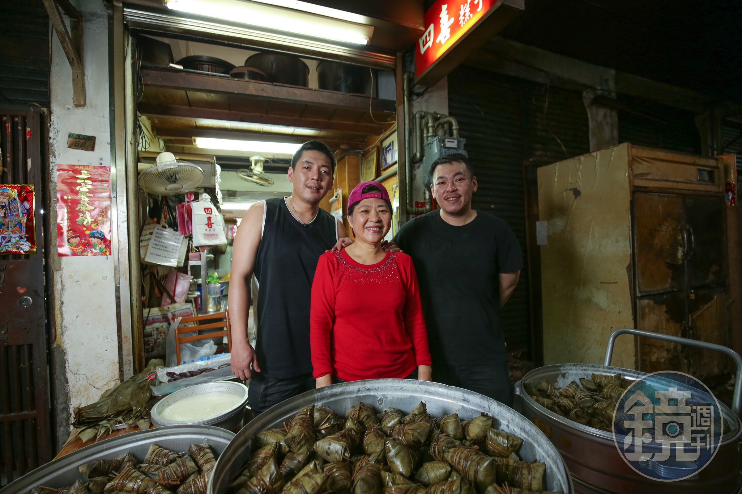 二代老闆娘陳麗蘭（中）和兒子張皓傑（右）、張皓翔（左）共同守護老店滋味。