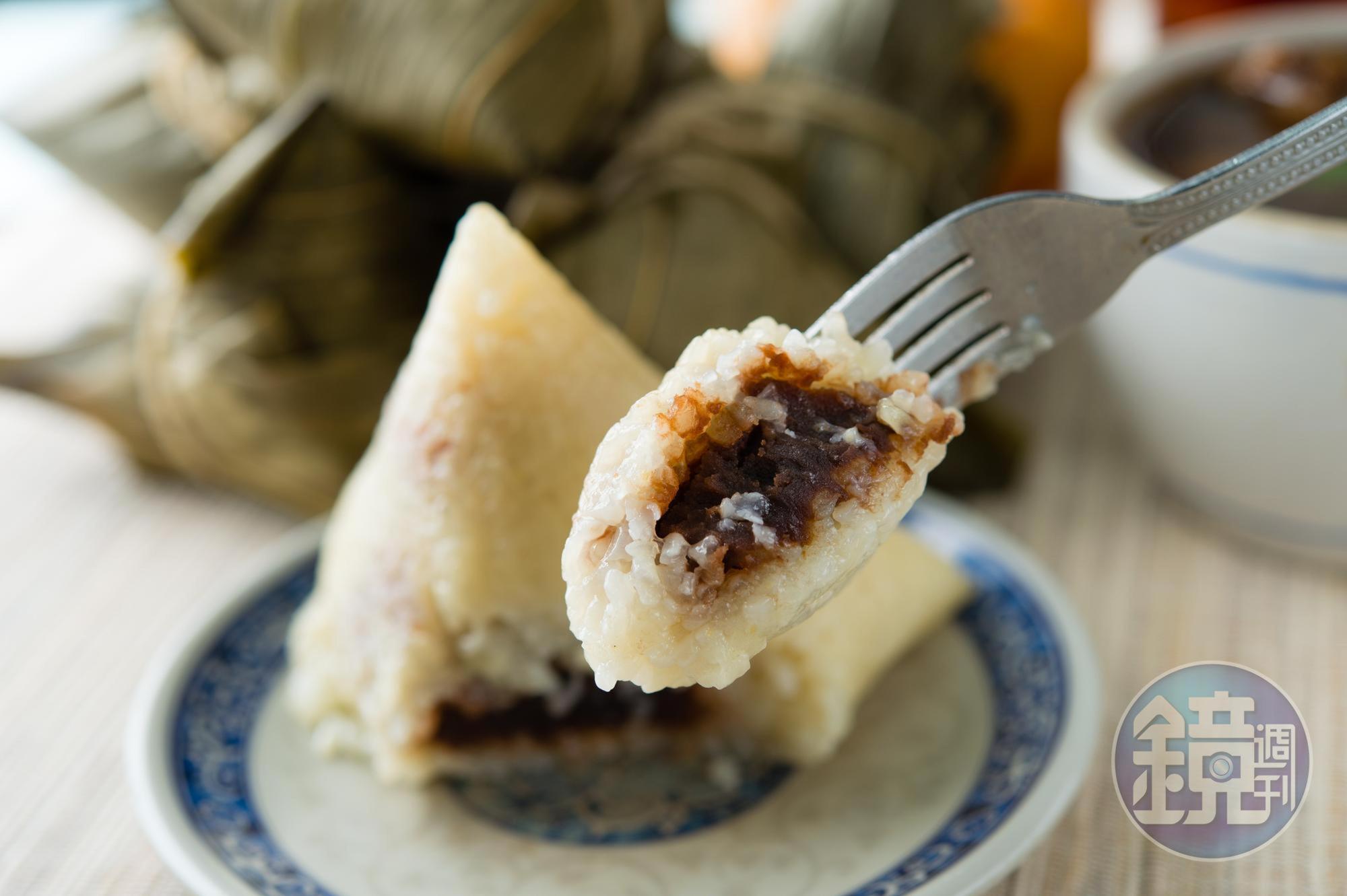 端午限定的「白米豆沙粽」,米粒軟糯綿口,豆沙香甜。(40元/粒)