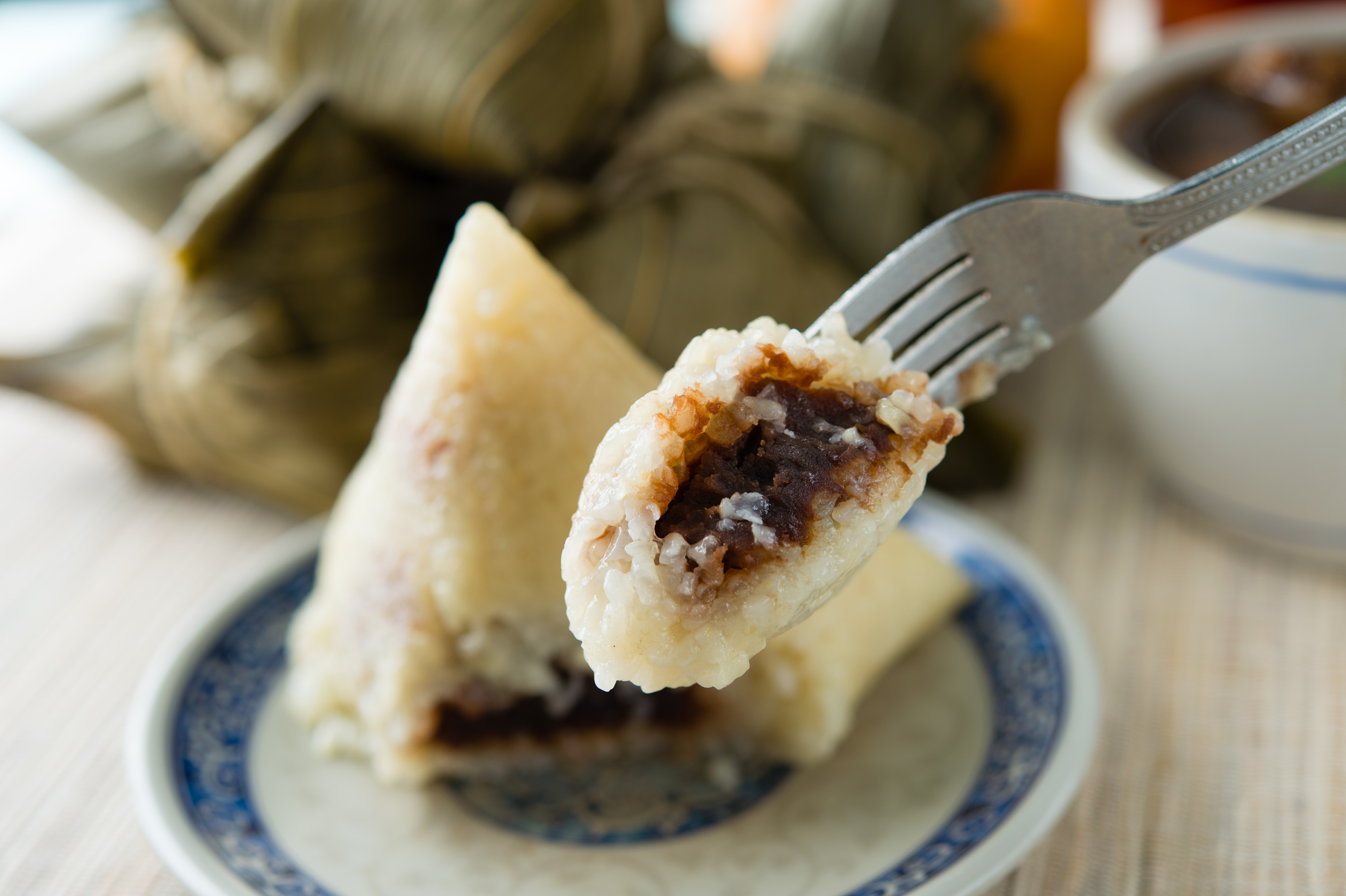 端午限定的「白米豆沙粽」，米粒軟糯綿口，豆沙香甜。（40元／粒）