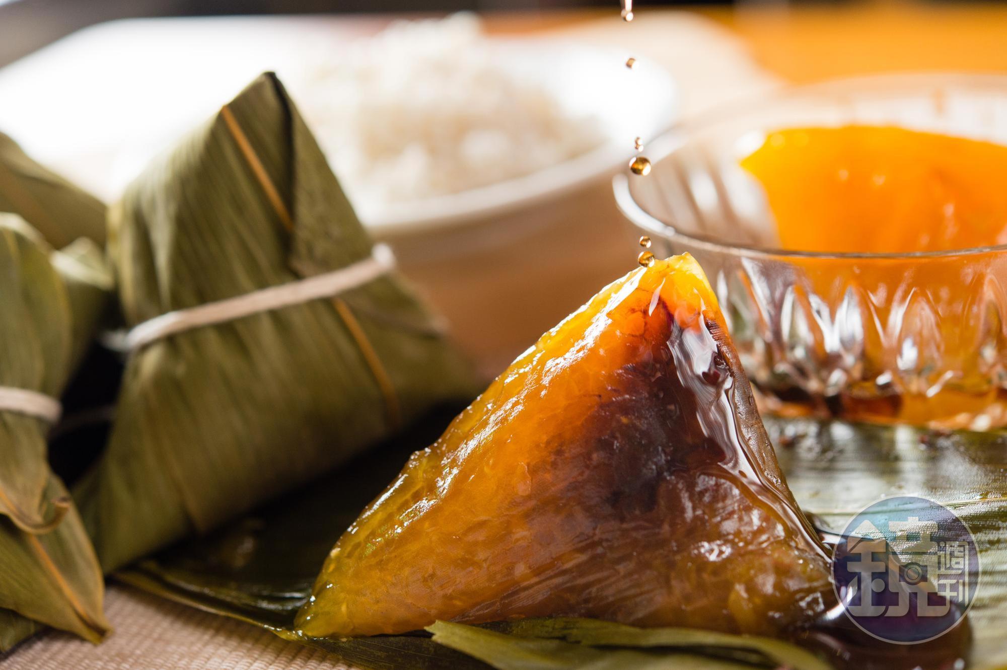 「紅豆鹼粽」包進熬了8小時的豆沙餡,甜香不膩口。(30元/粒)