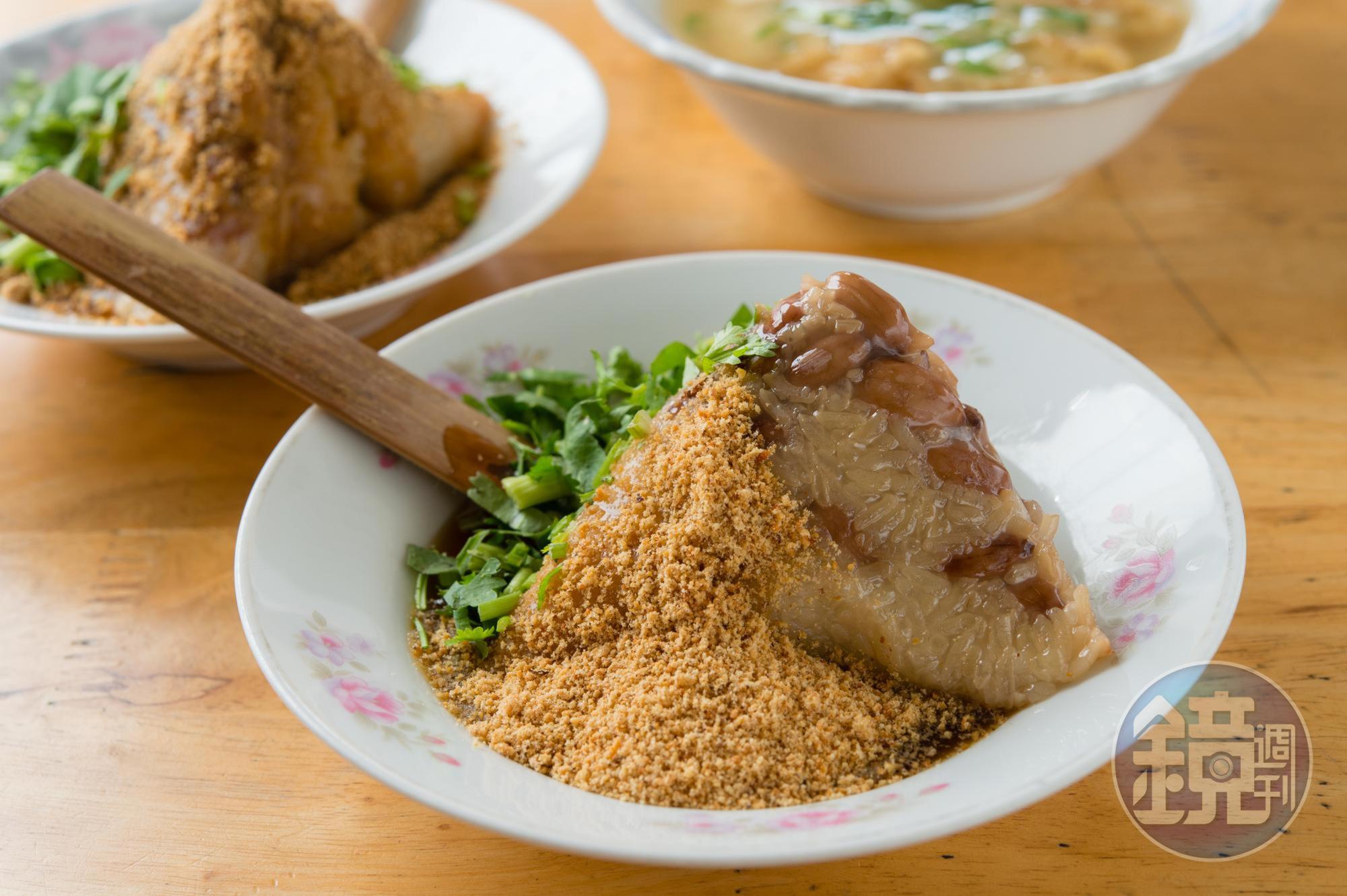 「菜粽」米軟心Q,花生鬆綿輕咬即化,鹹甘醬汁與花生粉、香菜,讓味道更富層次。(30元/粒)