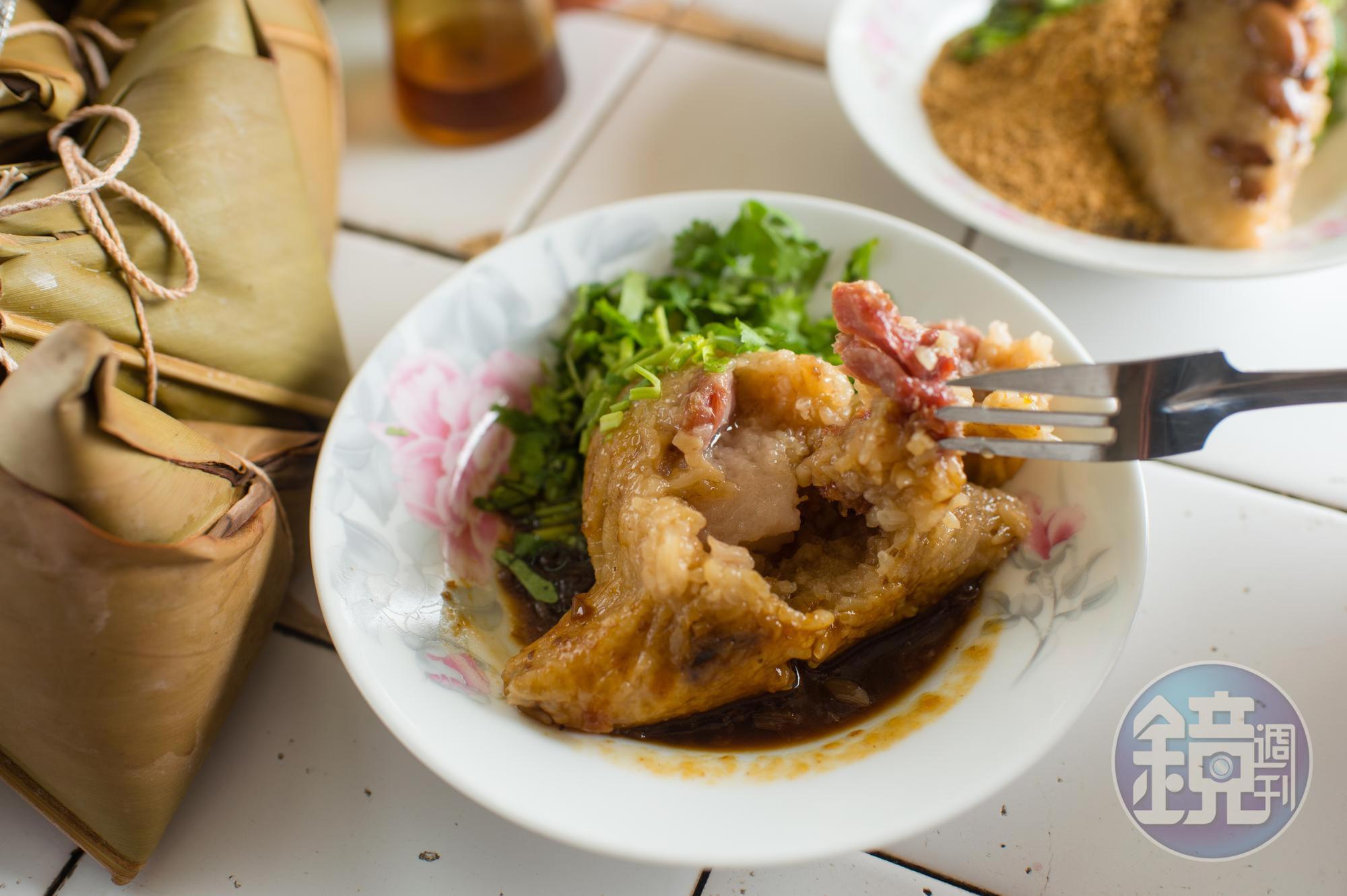 「肉粽」內含香菇、蛋黃和肥、瘦豬肉各一塊,淋醬是用炒肉的醬汁和冰糖煮成。(35元/粒)
