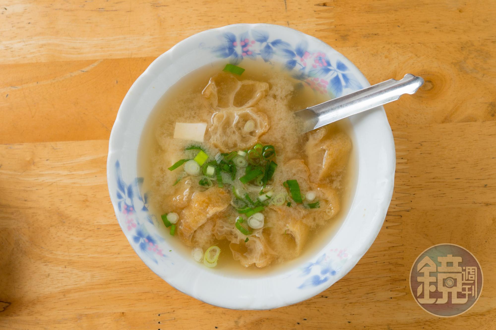 吃菜粽一定要再配碗摻了油條塊的「味噌湯」,才是台南人正港吃法。(10元/碗)