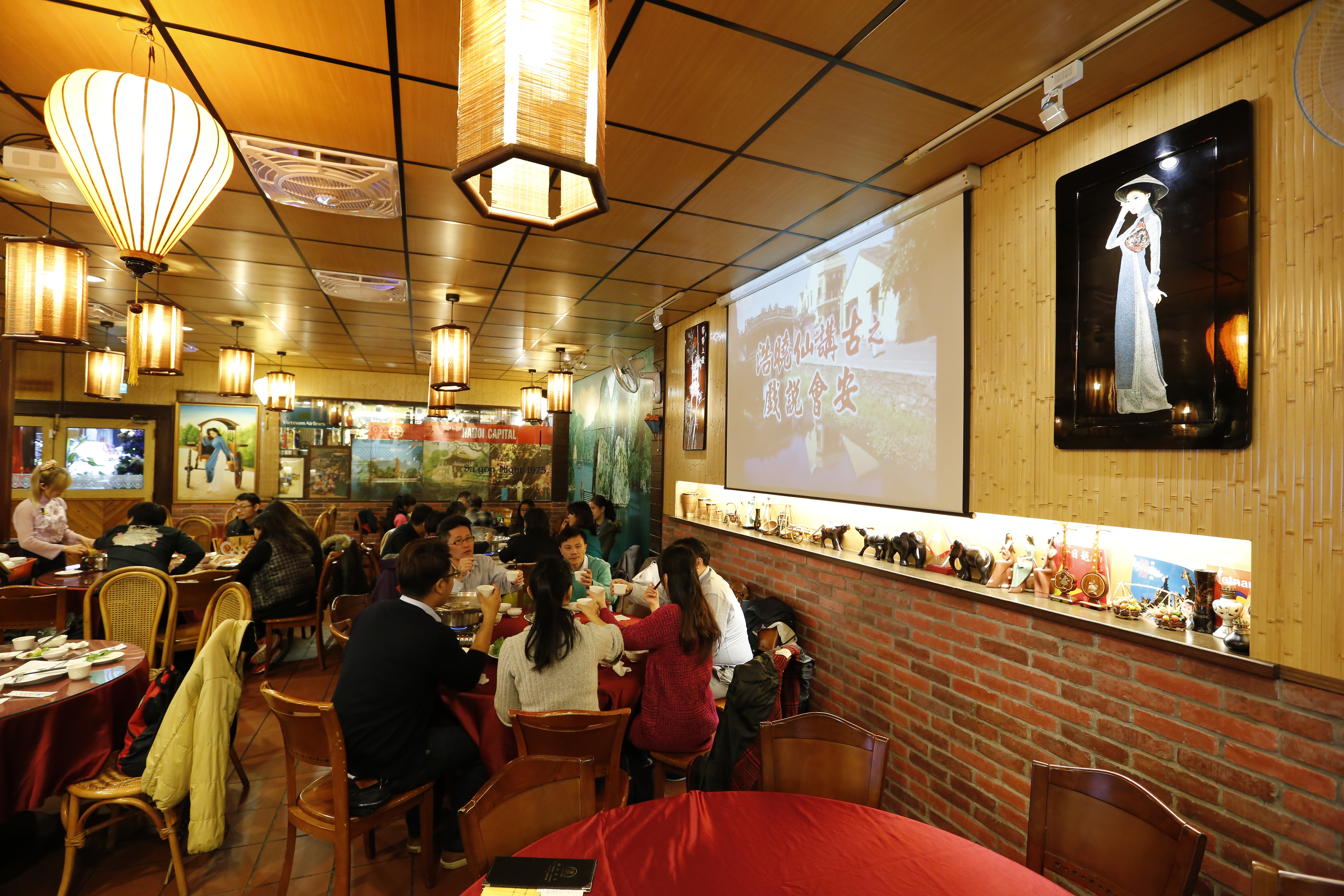 20多年前，全台北只有一家越南餐館，但吳坤玲一家人吃不慣，後來決定自己開「銘記越南美食」。