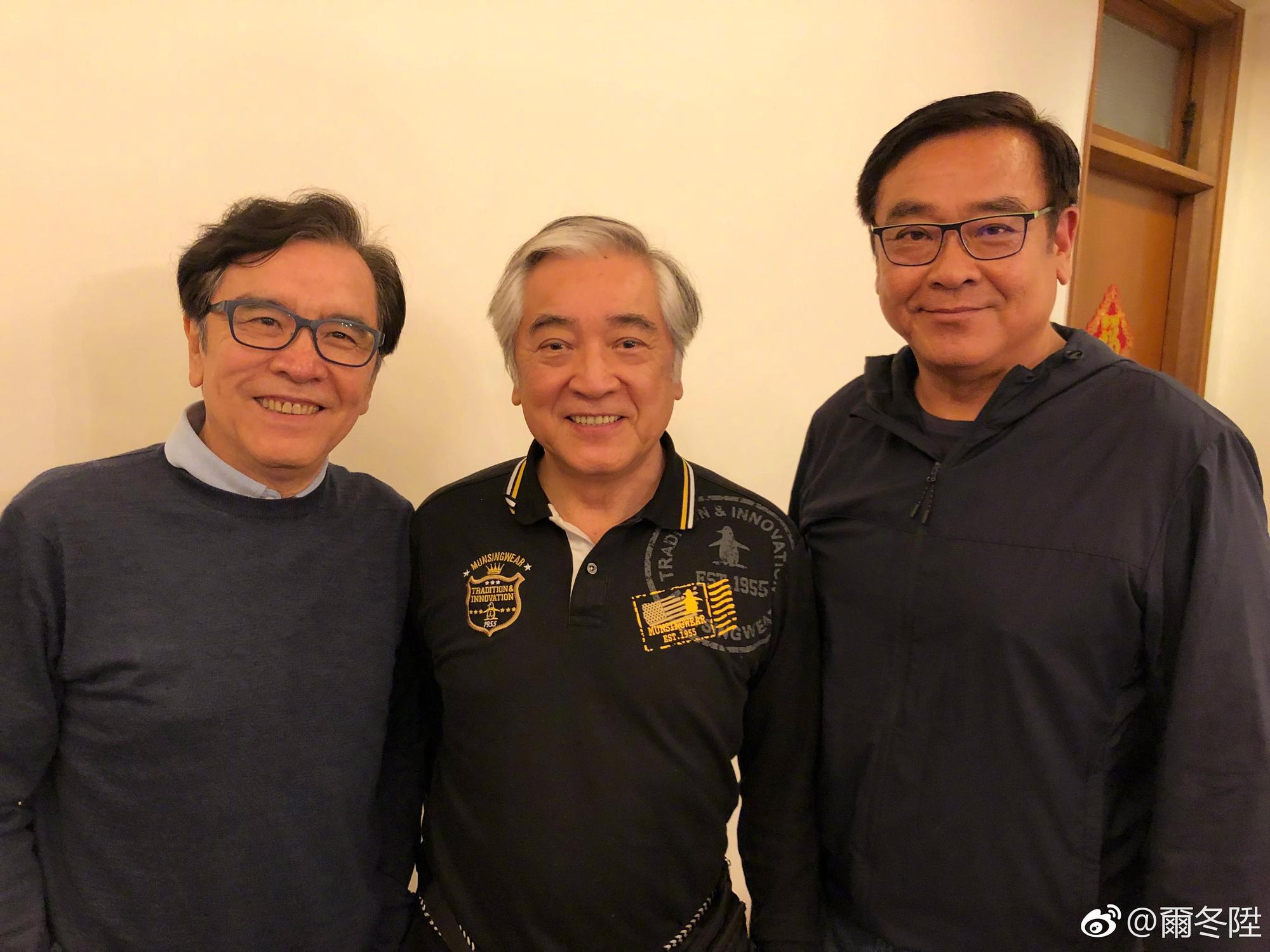 爾冬陞出身演藝世家,父母、哥哥都吃電影這行飯,他從演員轉型導演,袁詠儀的《新不了情》即出自其手筆。(翻攝自爾冬陞微博)