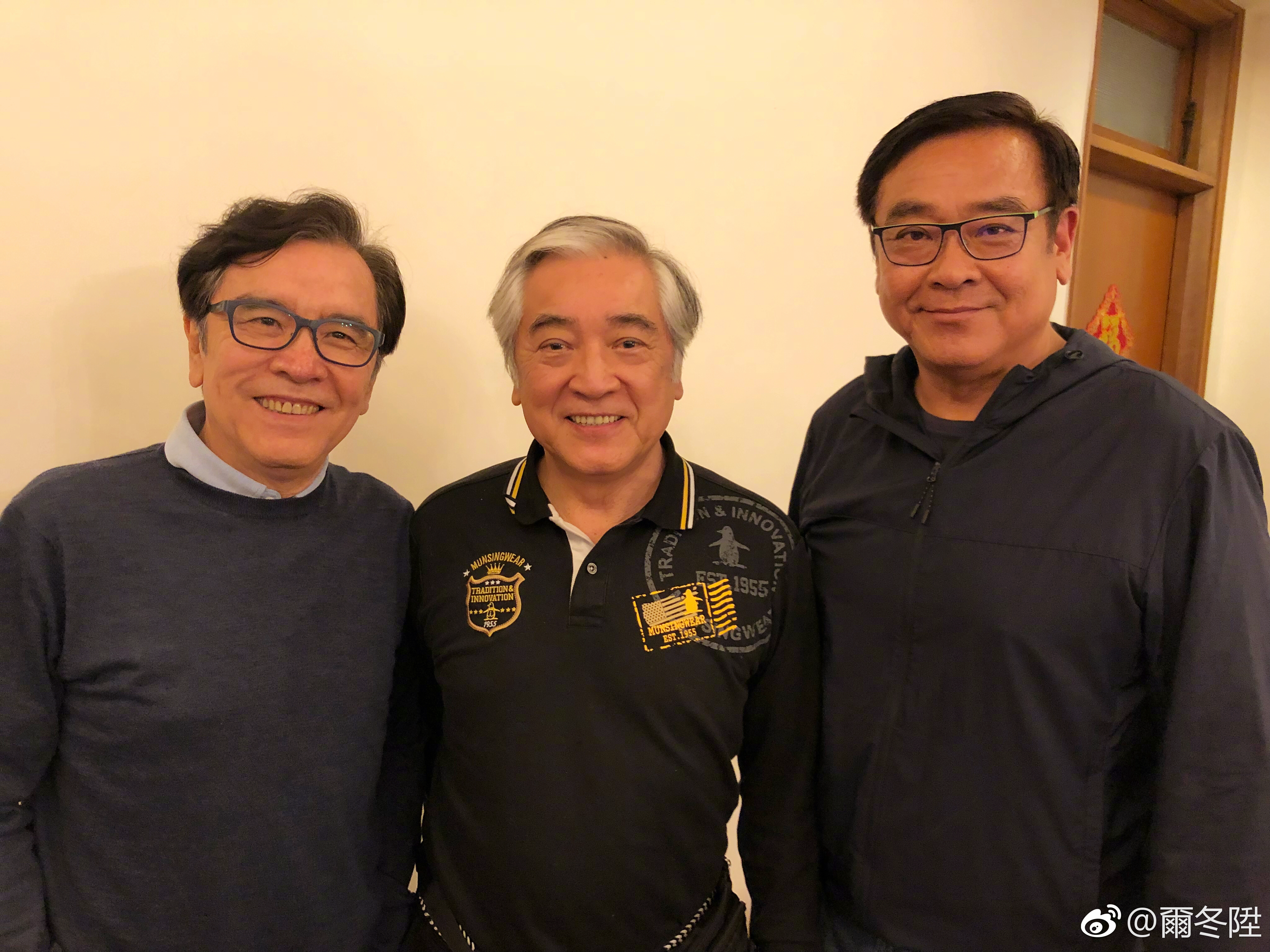 爾冬陞出身演藝世家,父母、哥哥都吃電影這行飯,他從演員轉型導演,袁詠儀的《新不了情》即出自其手筆。(翻攝自爾冬陞微博)