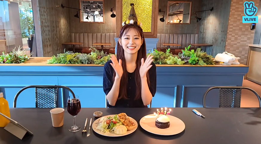 「TWICE」周子瑜昨開直播慶祝21歲生日,現場工作人員替她唱生日歌。(翻攝VLIVE)