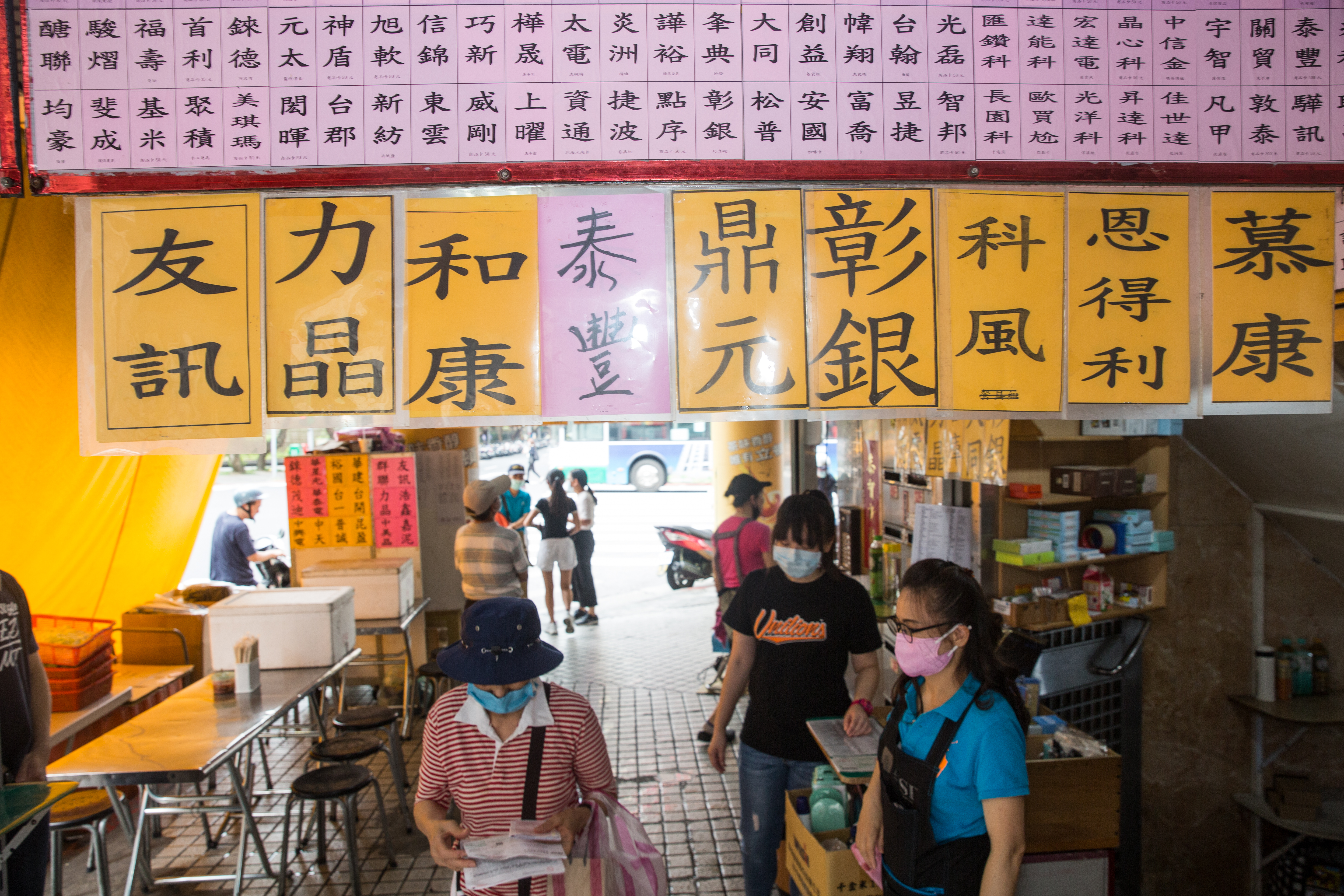 彰銀經營權今年打得火熱，市場傳出委託書收購一張要200元的天價。