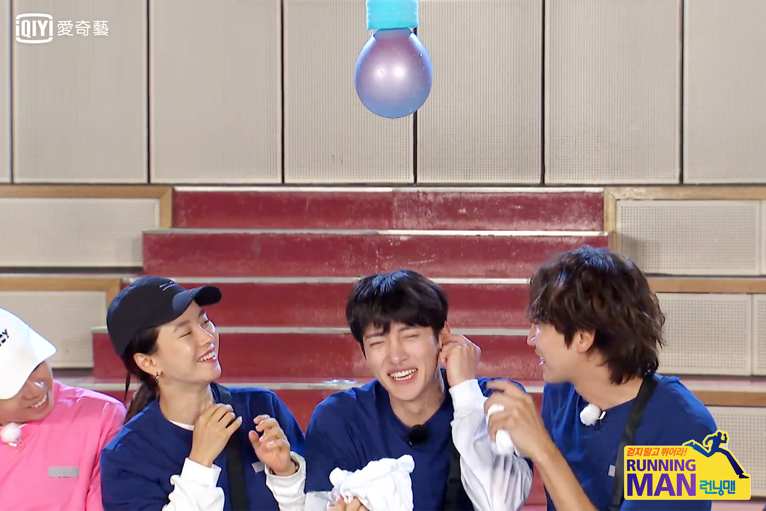 池昌旭玩戳氣球遊戲超膽小,試了很多次都不敢下手。(愛奇藝台灣站提供)